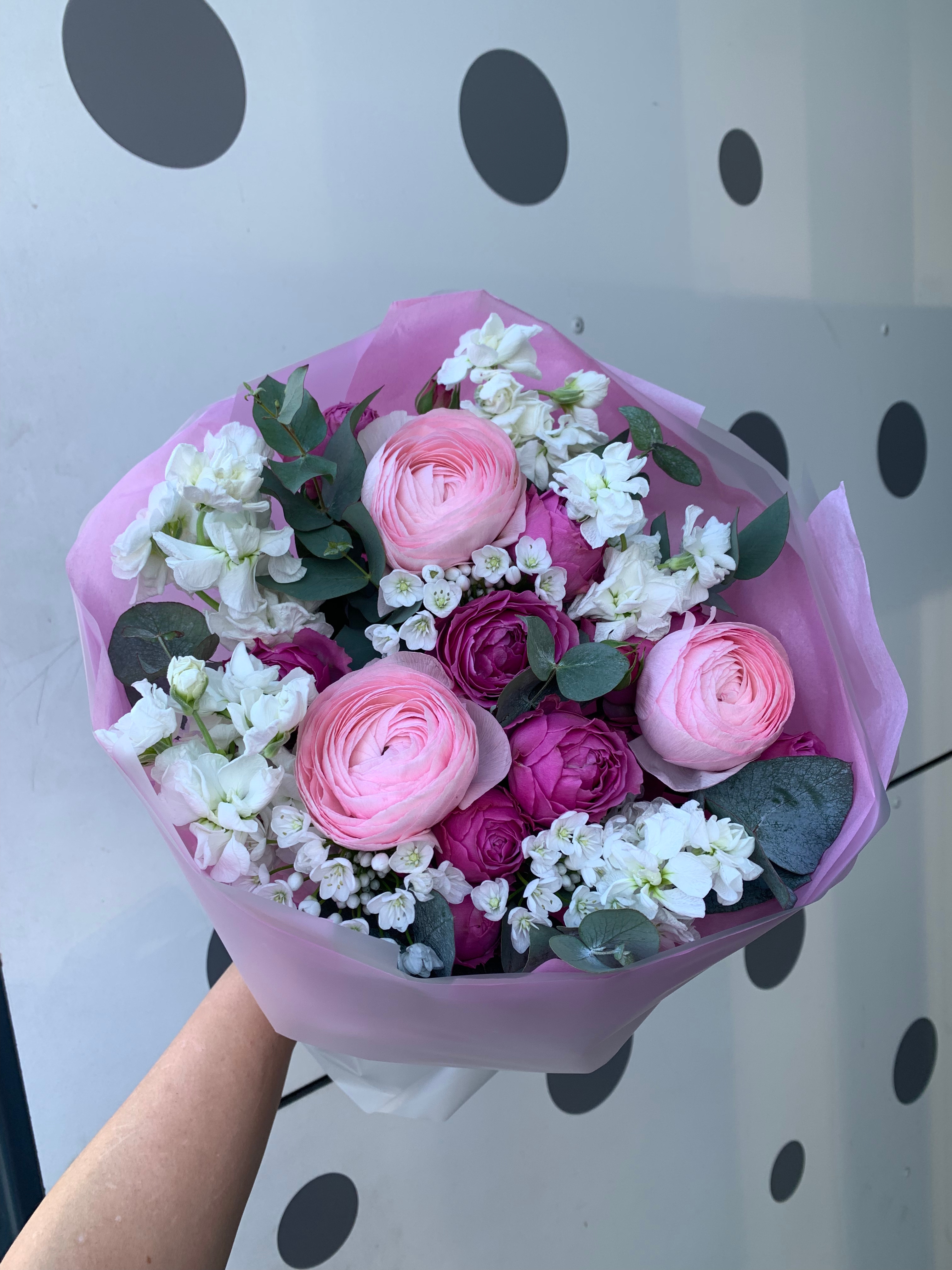 Букет с ранункулюсами, кустовой розой и аллиумом