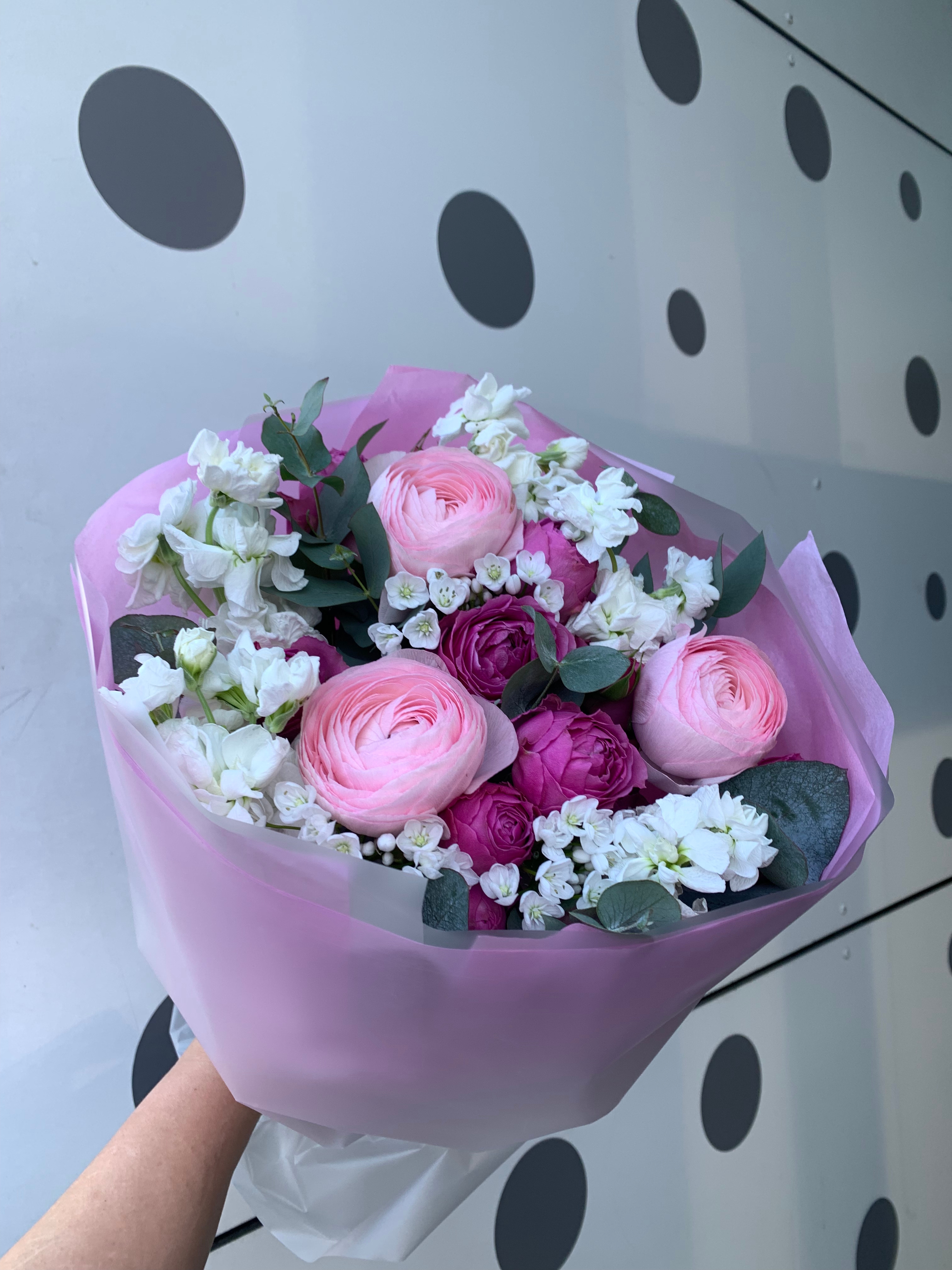 Букет с ранункулюсами, кустовой розой и аллиумом