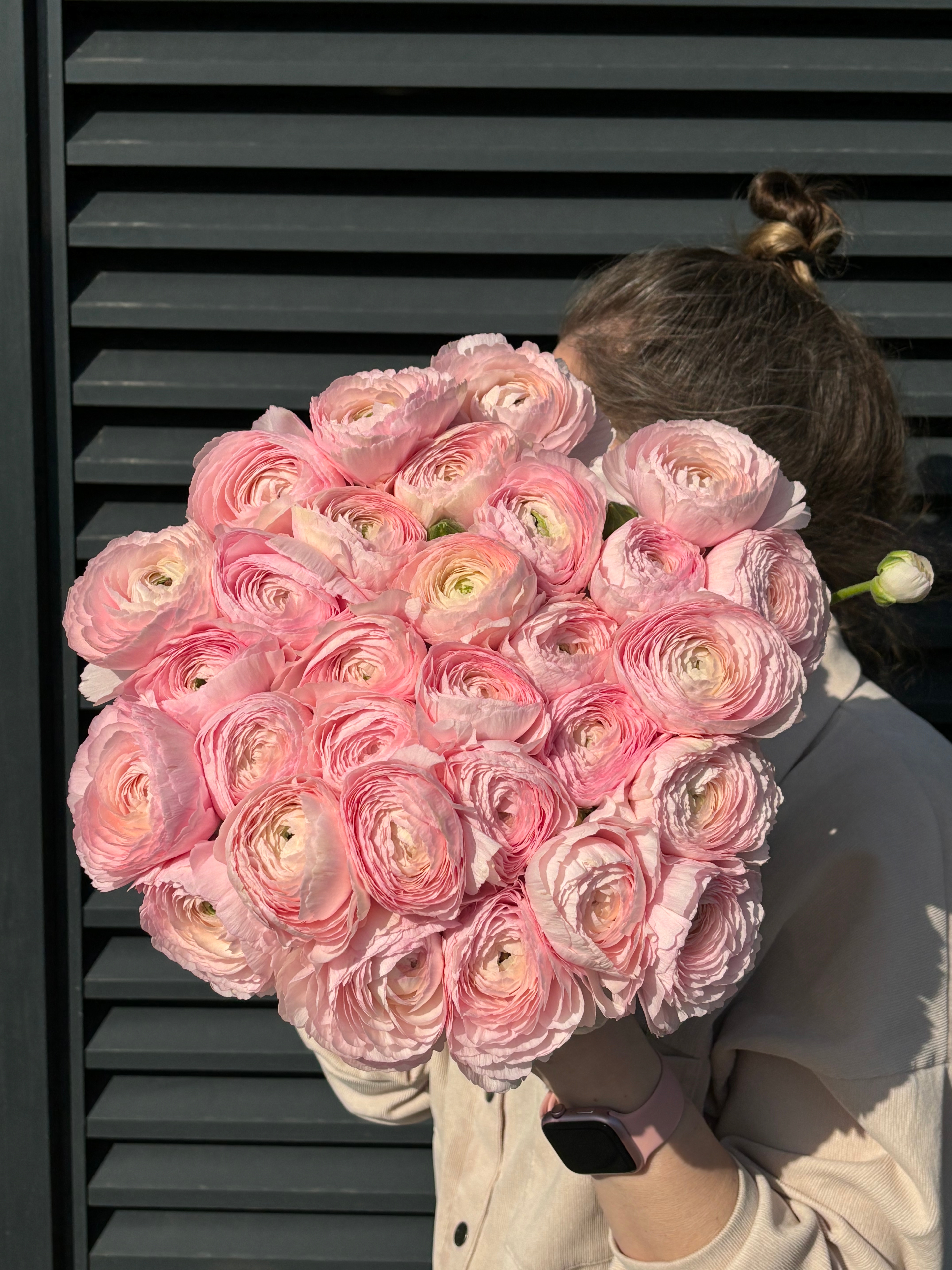 Букет из 29 ранункулюсов