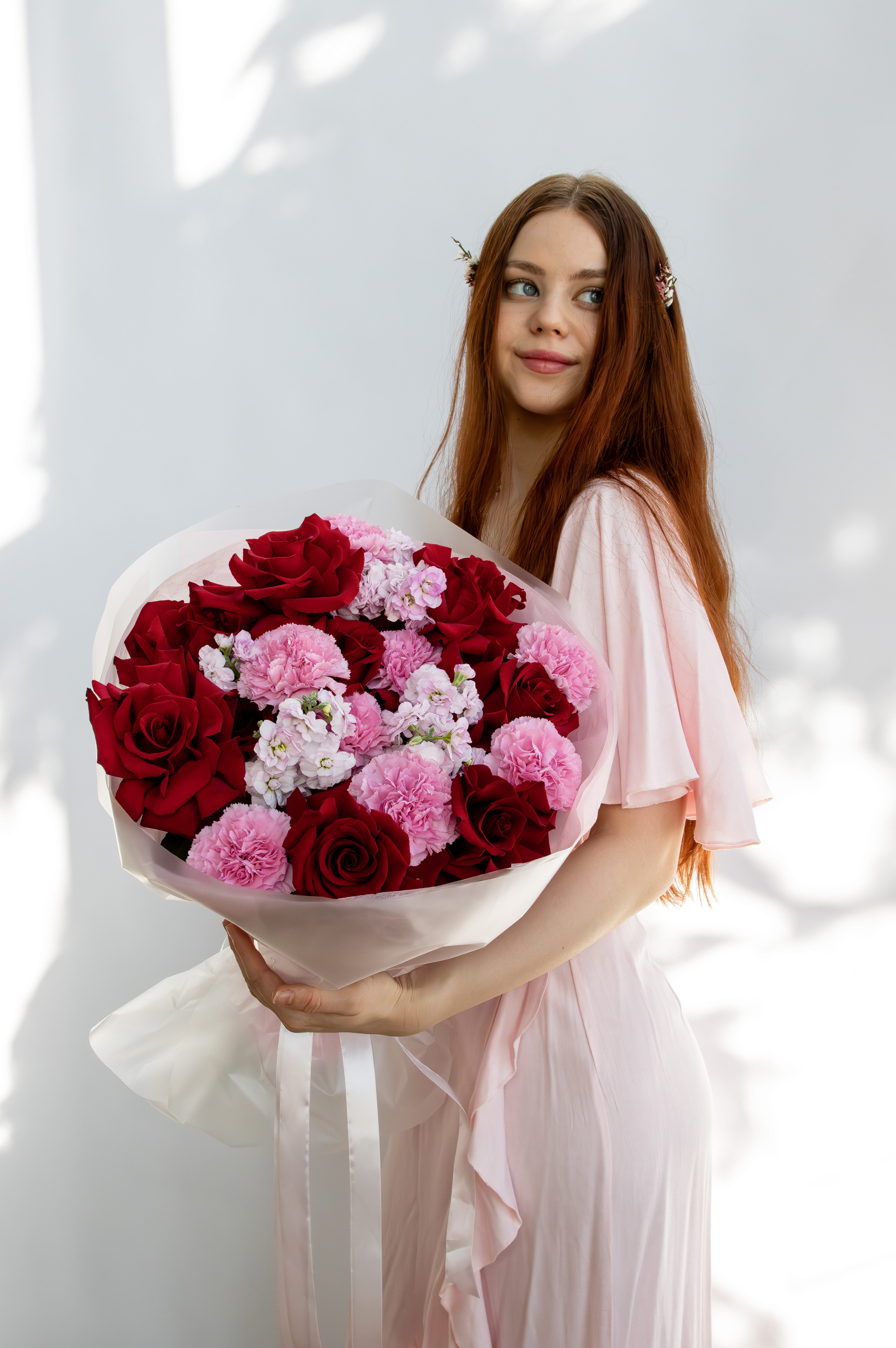 нежный романтичный букет с розами девушке