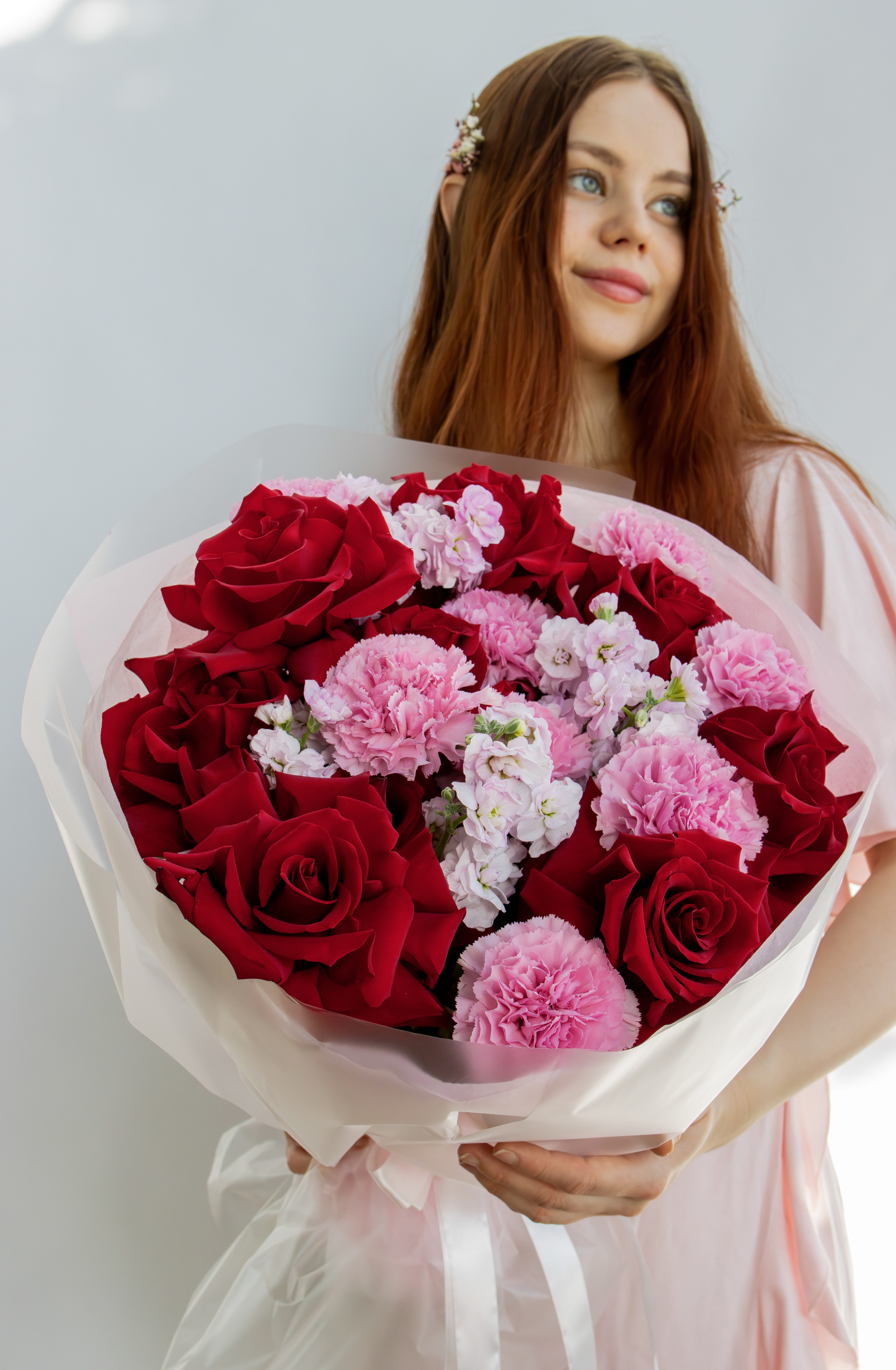 букет из роз и маттиолы яркий на 8 марта девушке