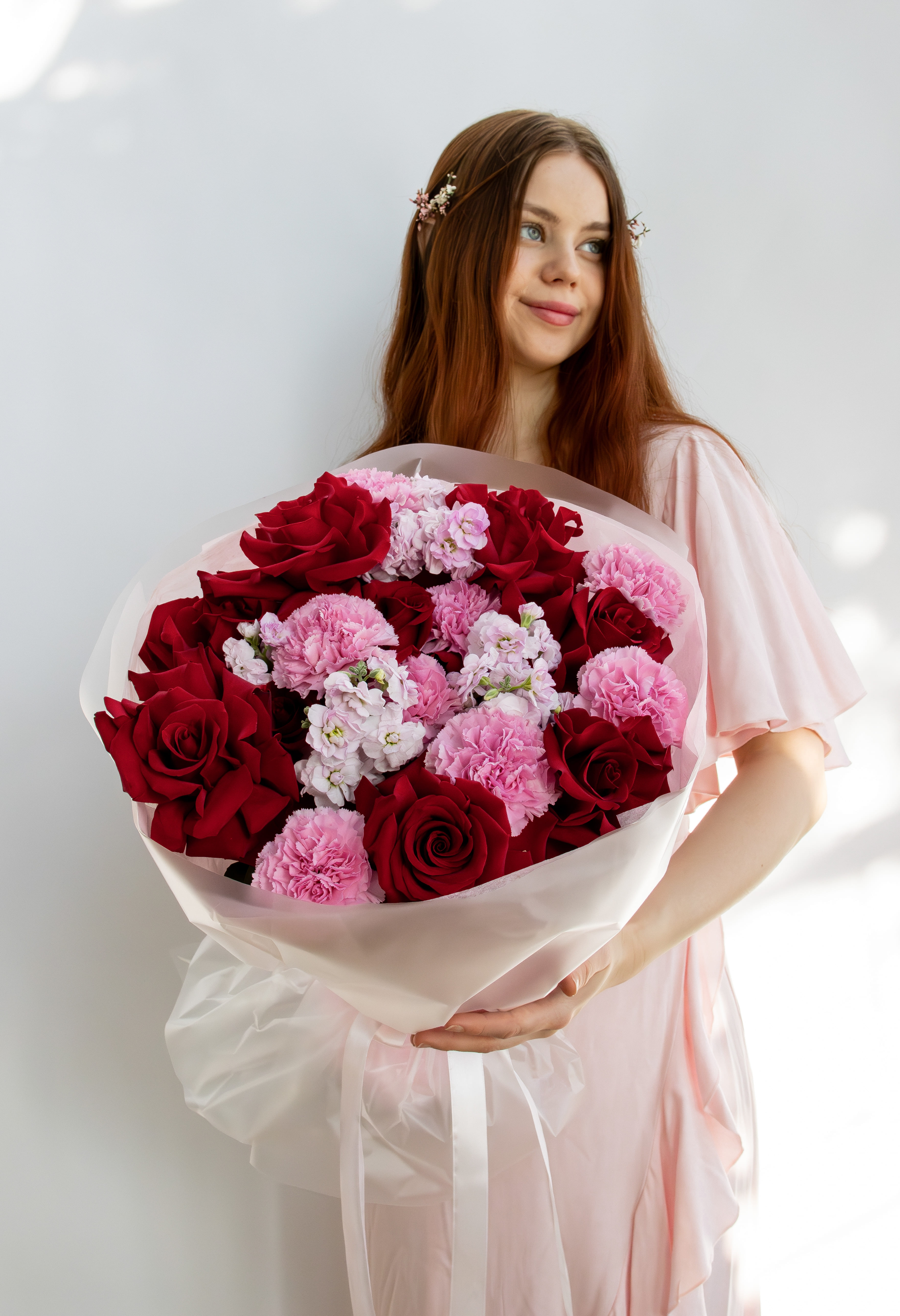 букет из роз и маттиолы яркий на 8 марта