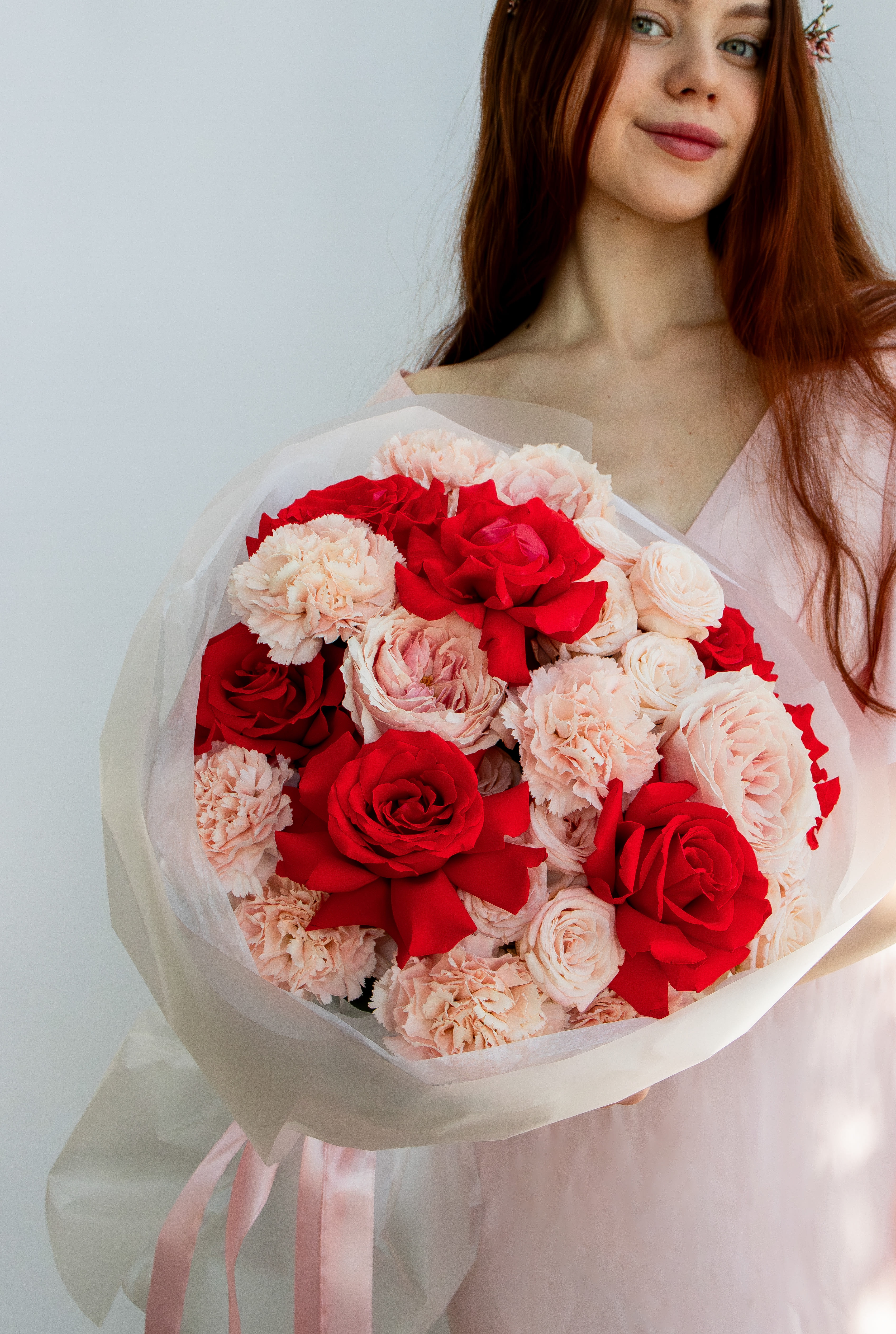 Букет из эквадорской, пионовидной и кустовой роз