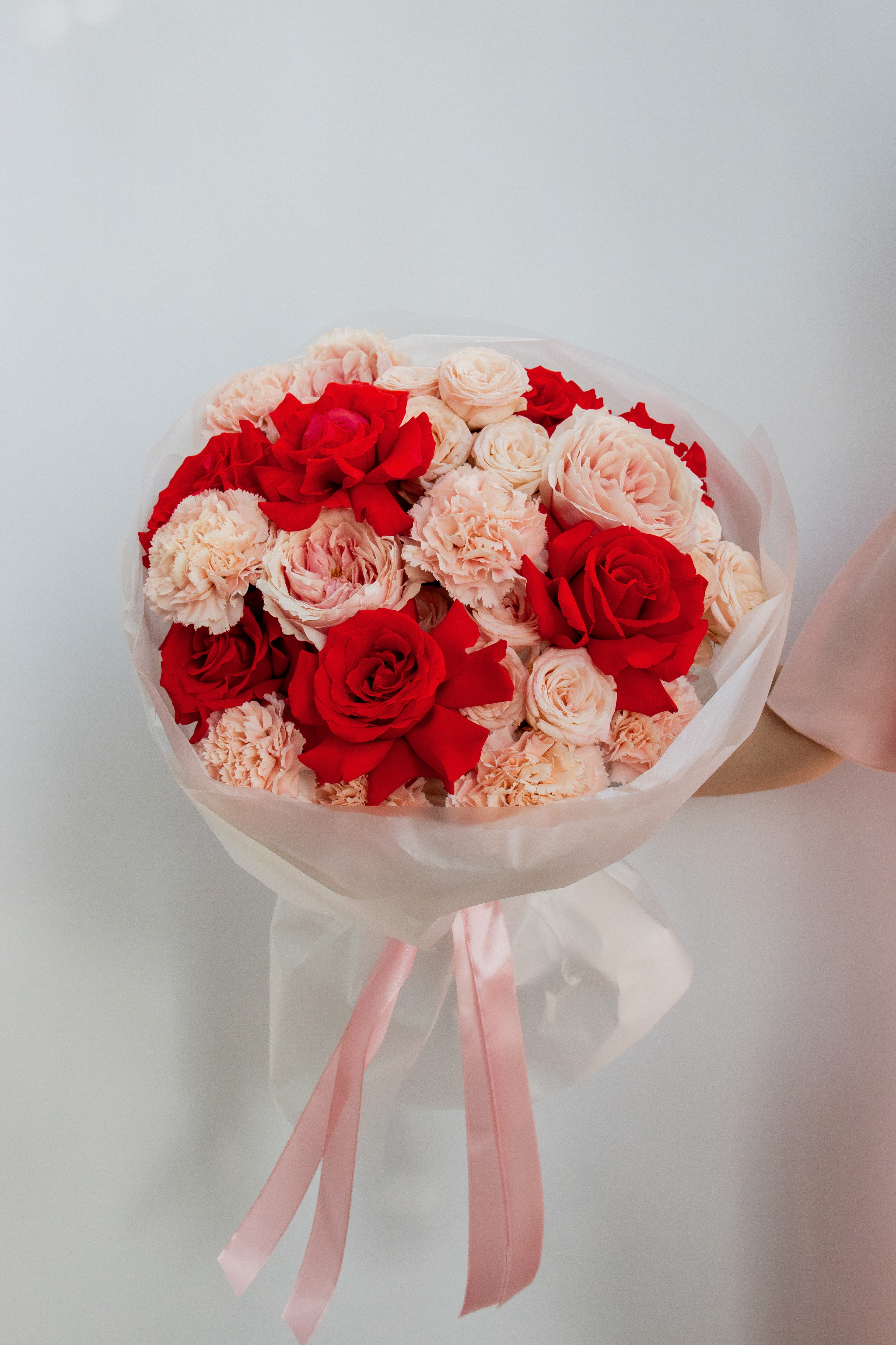 Букет из эквадорской, пионовидной и кустовой роз