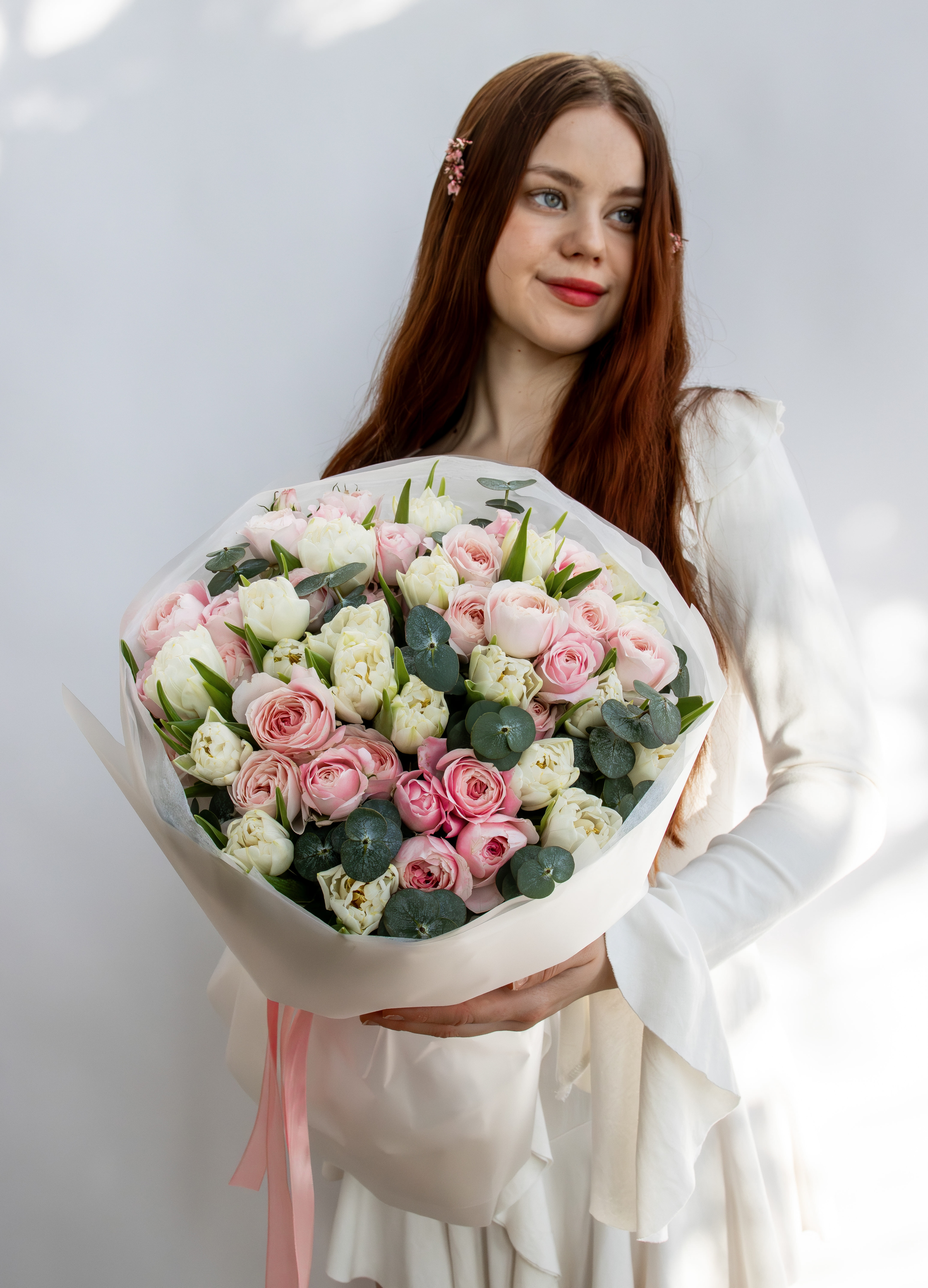 Букет с тюльпанами и кустовой розой