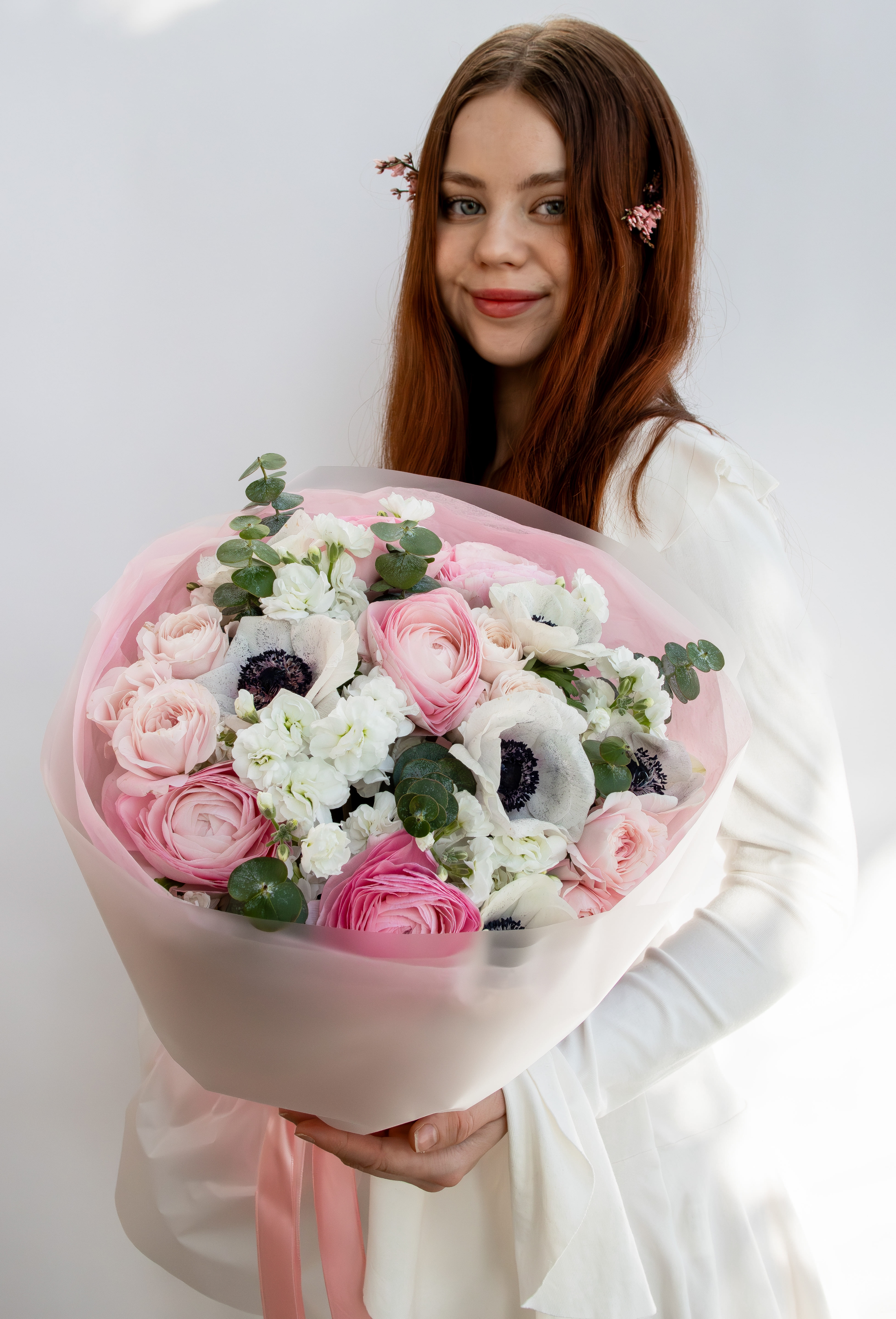 Букет с анемонами, ранункулюсами и кустовой розой