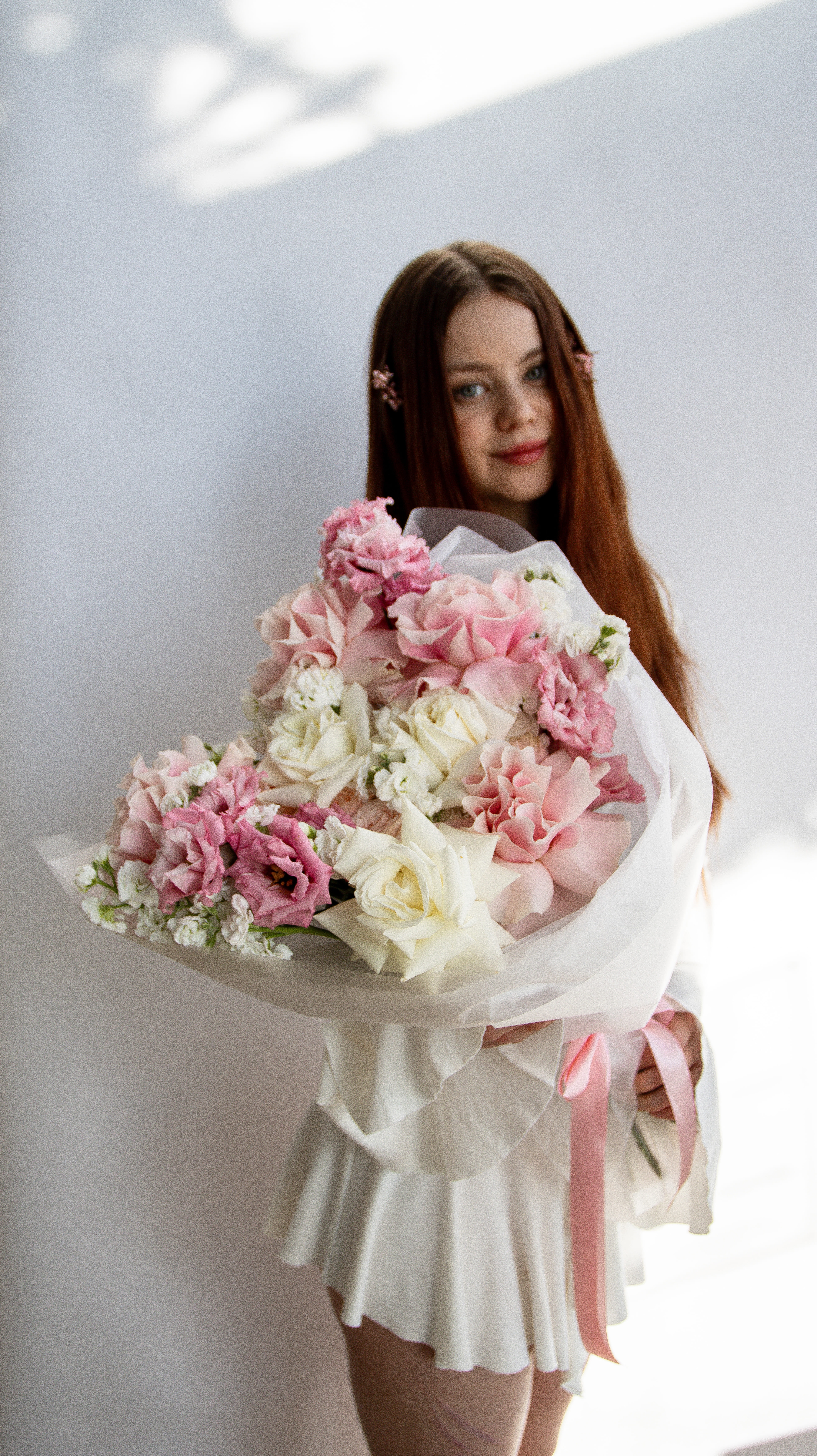 Букет с эустомой, розами и маттиолой