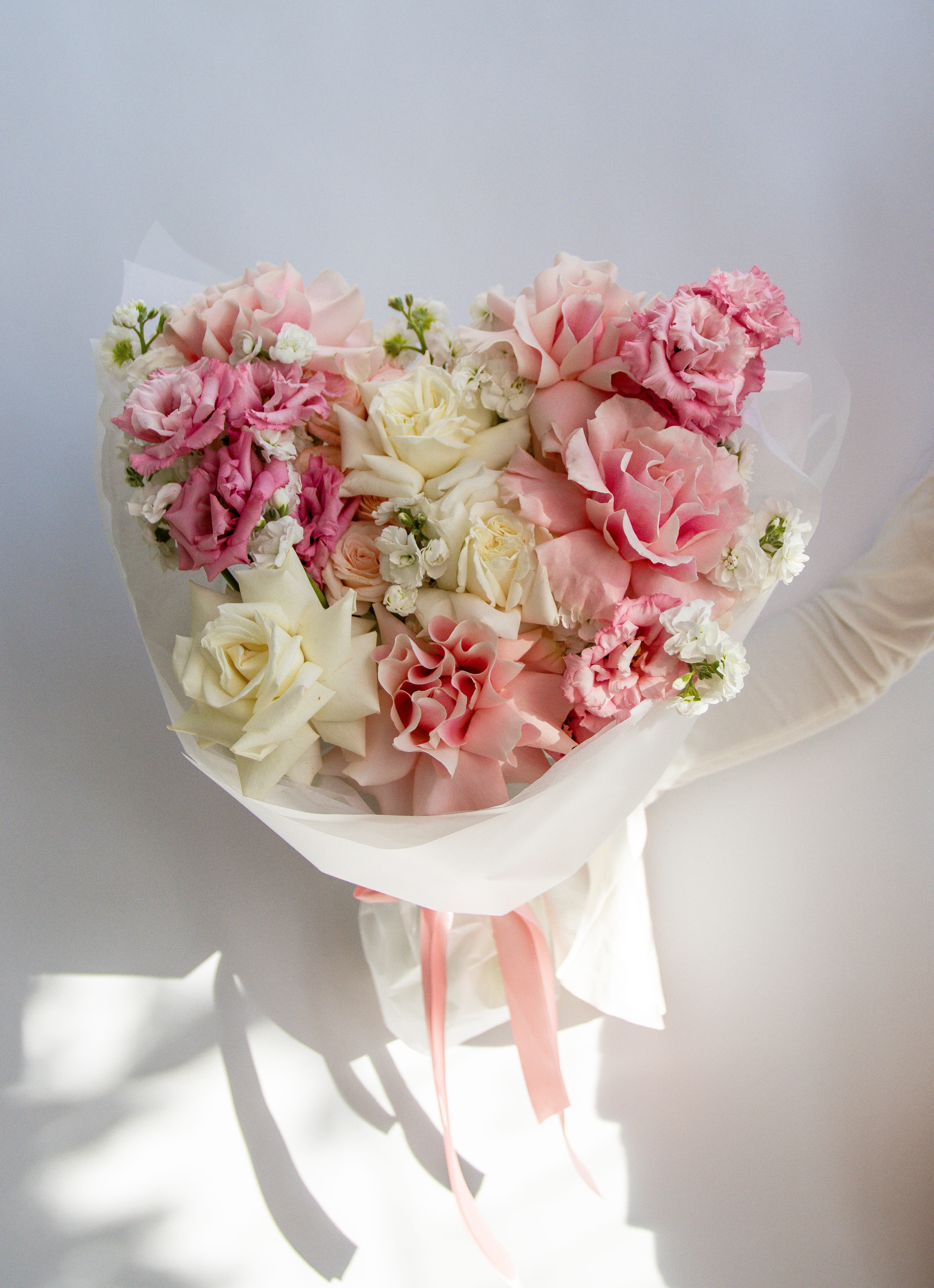 Букет с эустомой, розами и маттиолой