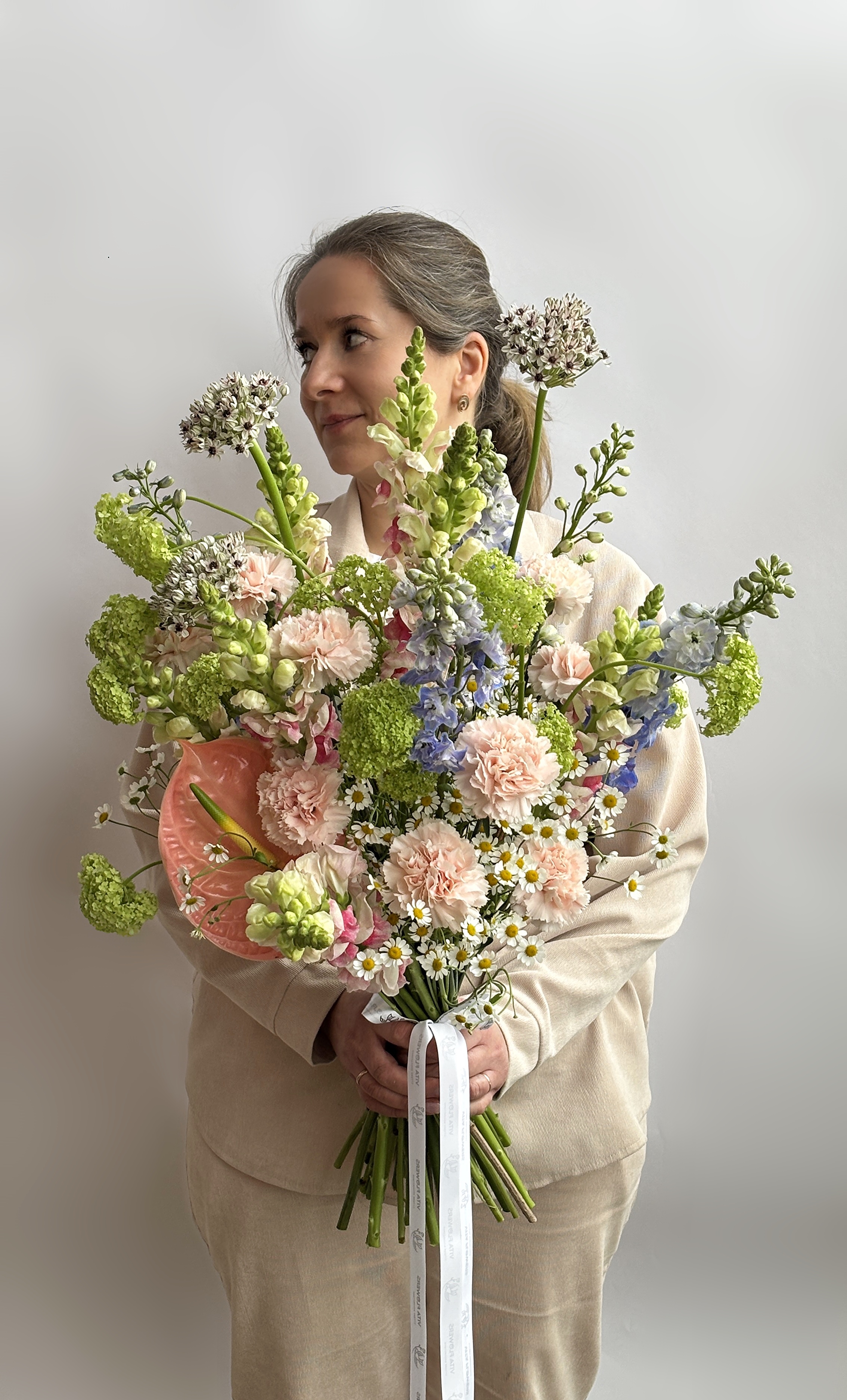 Букет с антуриумом и аллиумом