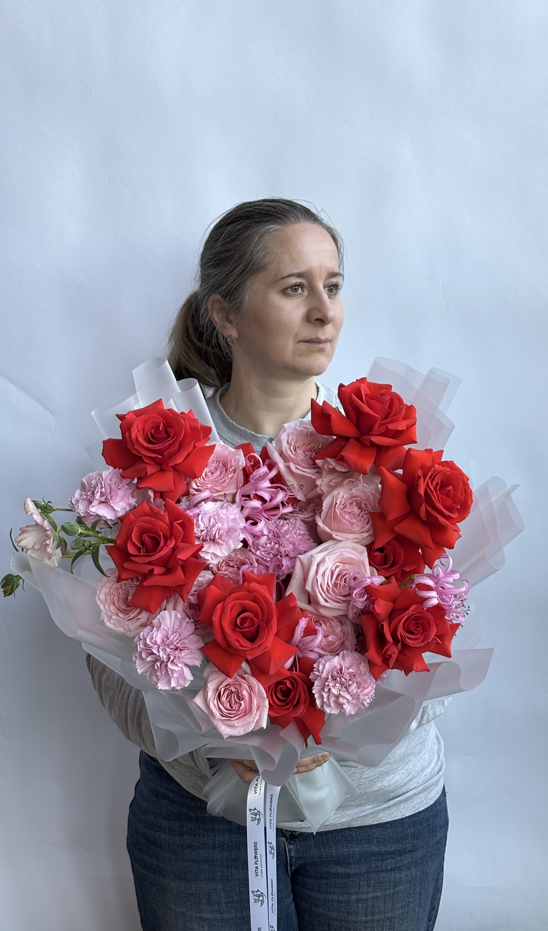 Букет с нерине и ранункулюсом батерфляй