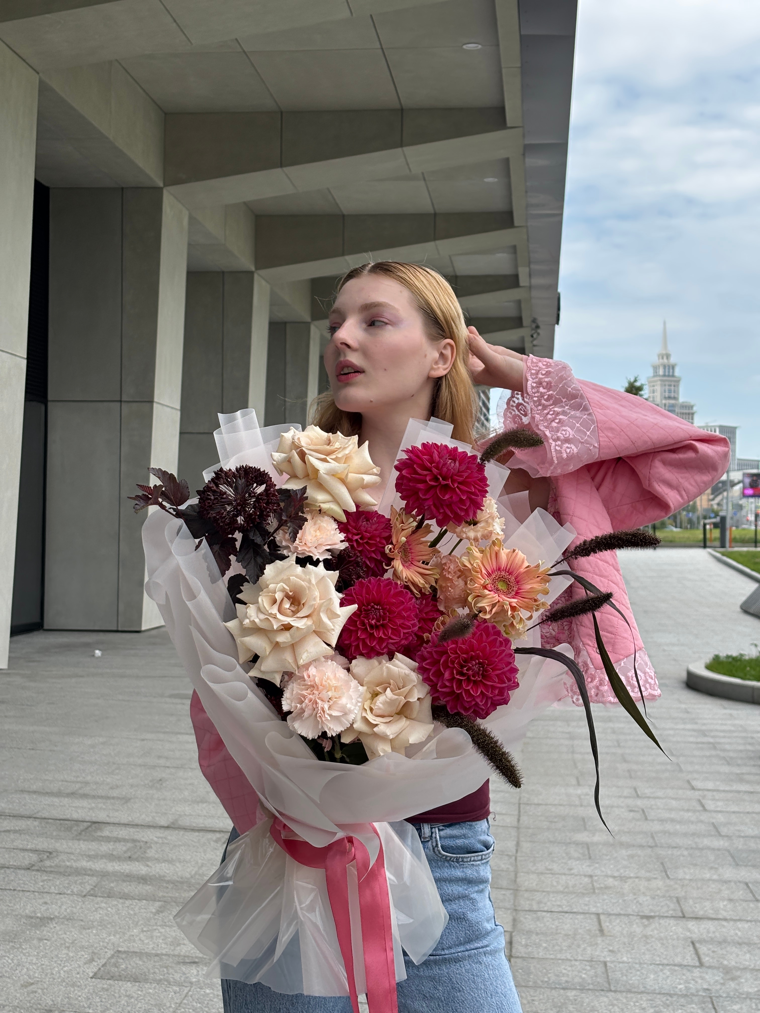 Стильный букет с георгинами и Герберами