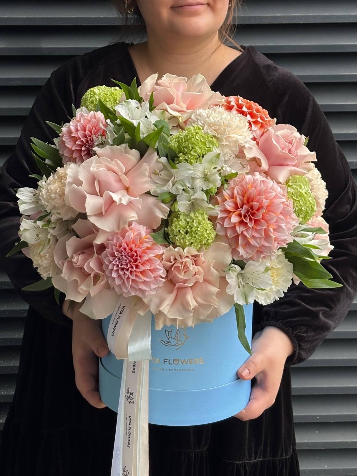 Композиция с георгинами и розами