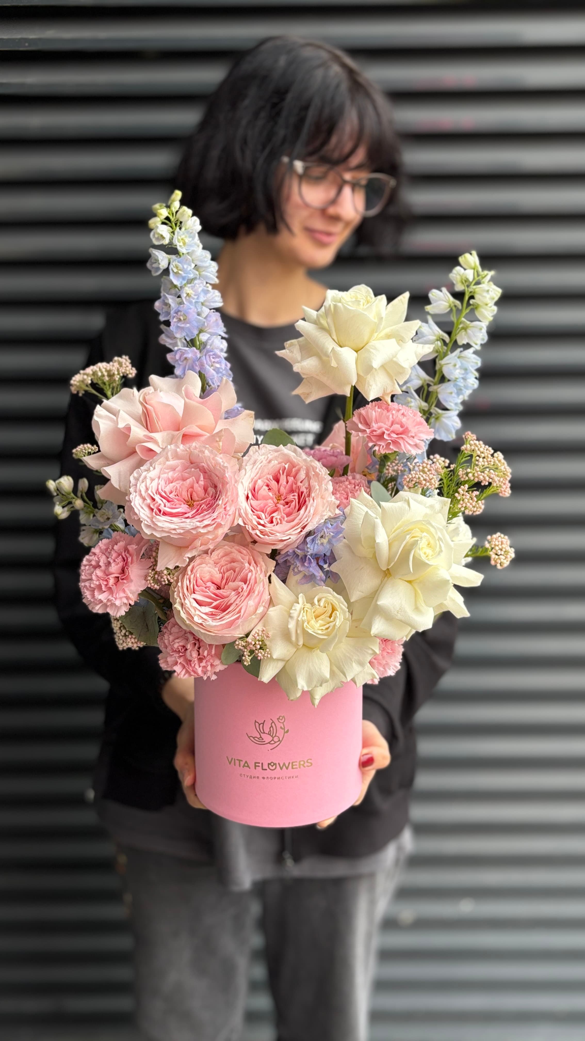 композиция с цветами в коробке в подарок