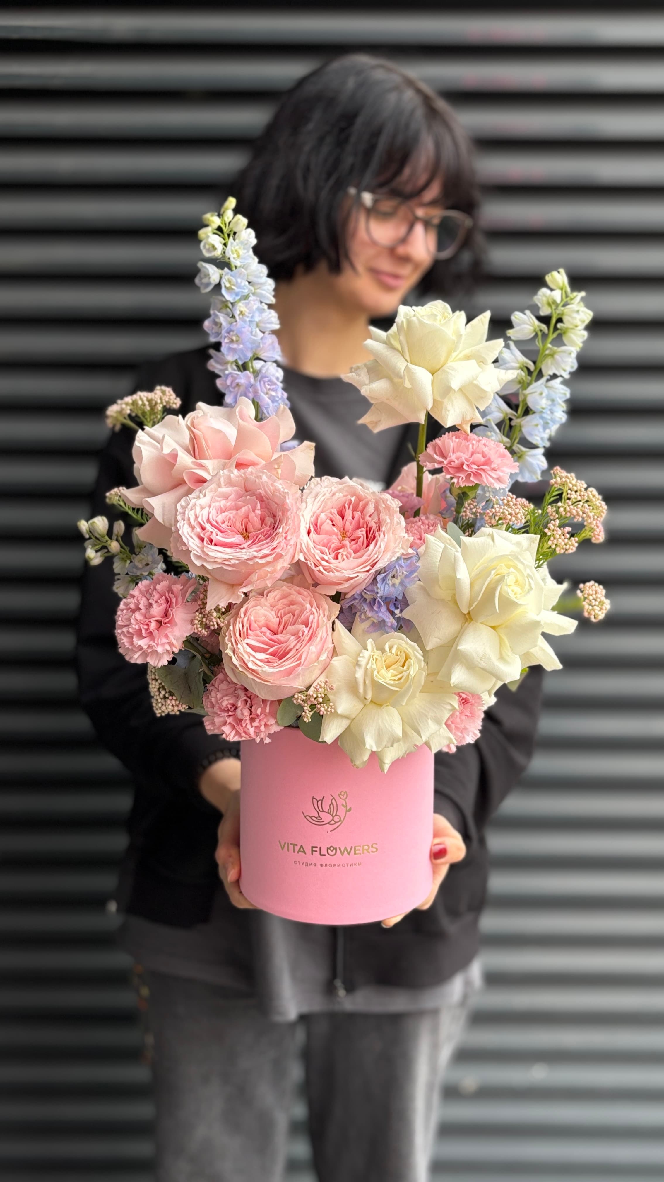 композиция с цветами в коробке в подарок на день рождения