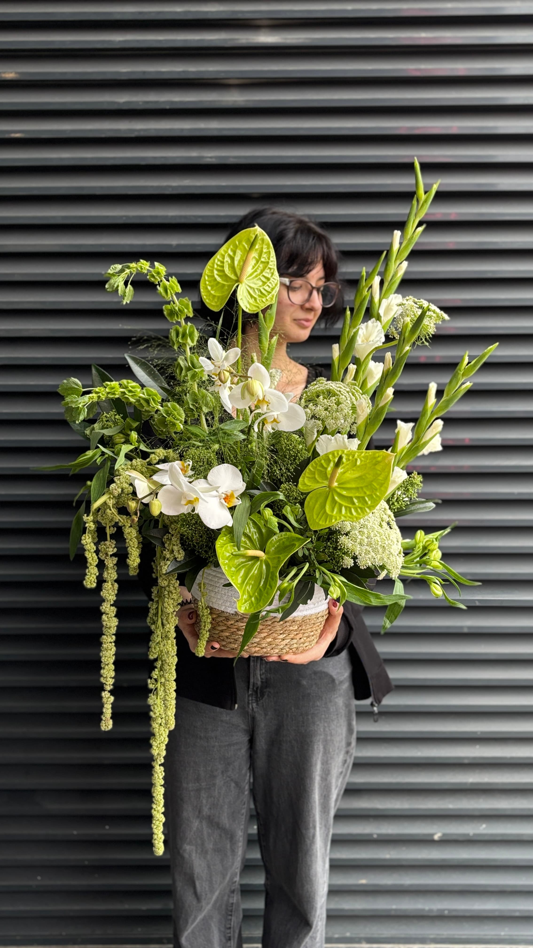 корзина с гладиолусами роскошная купить