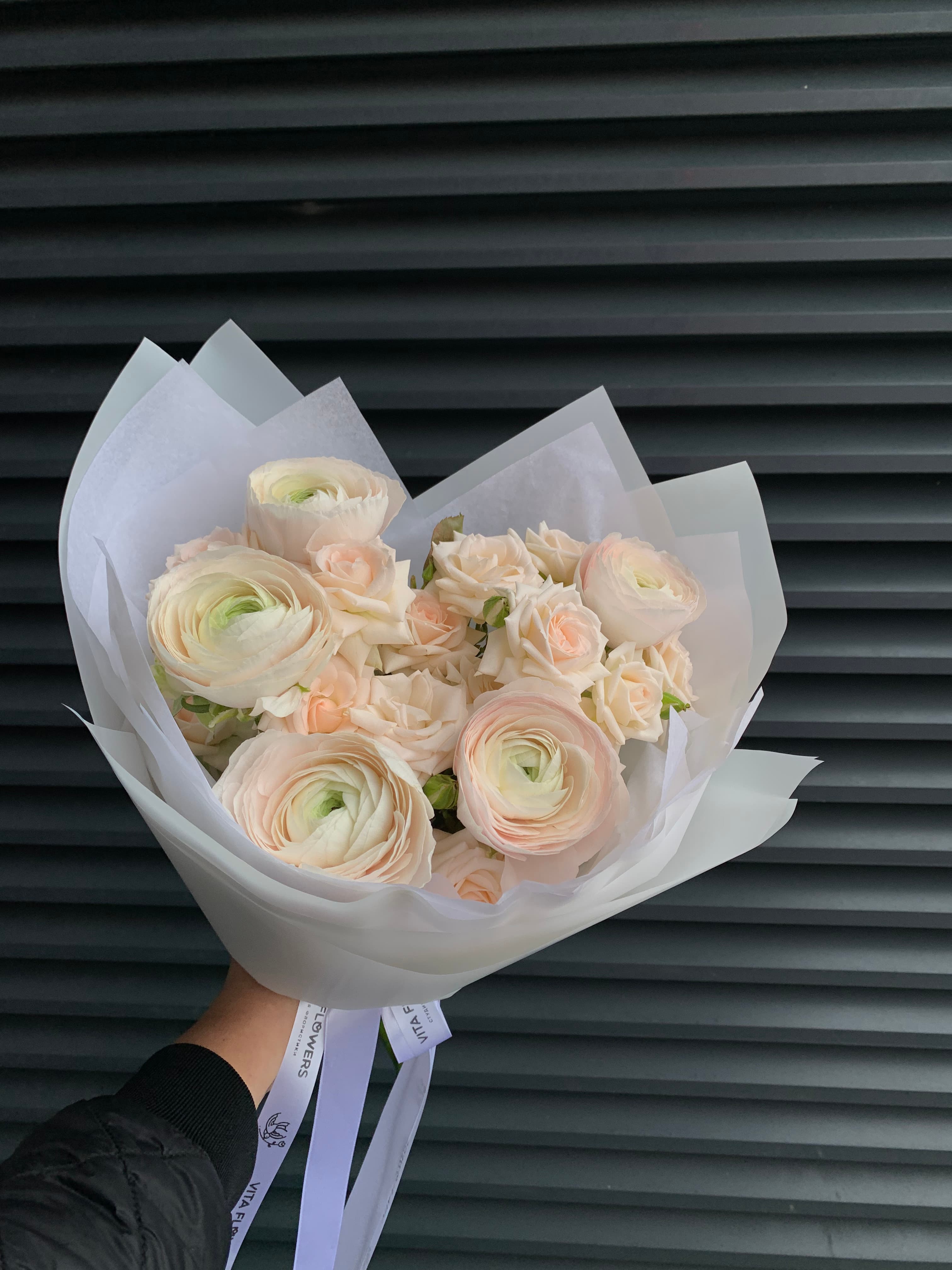 персиковые ранункулюсы и розы букет