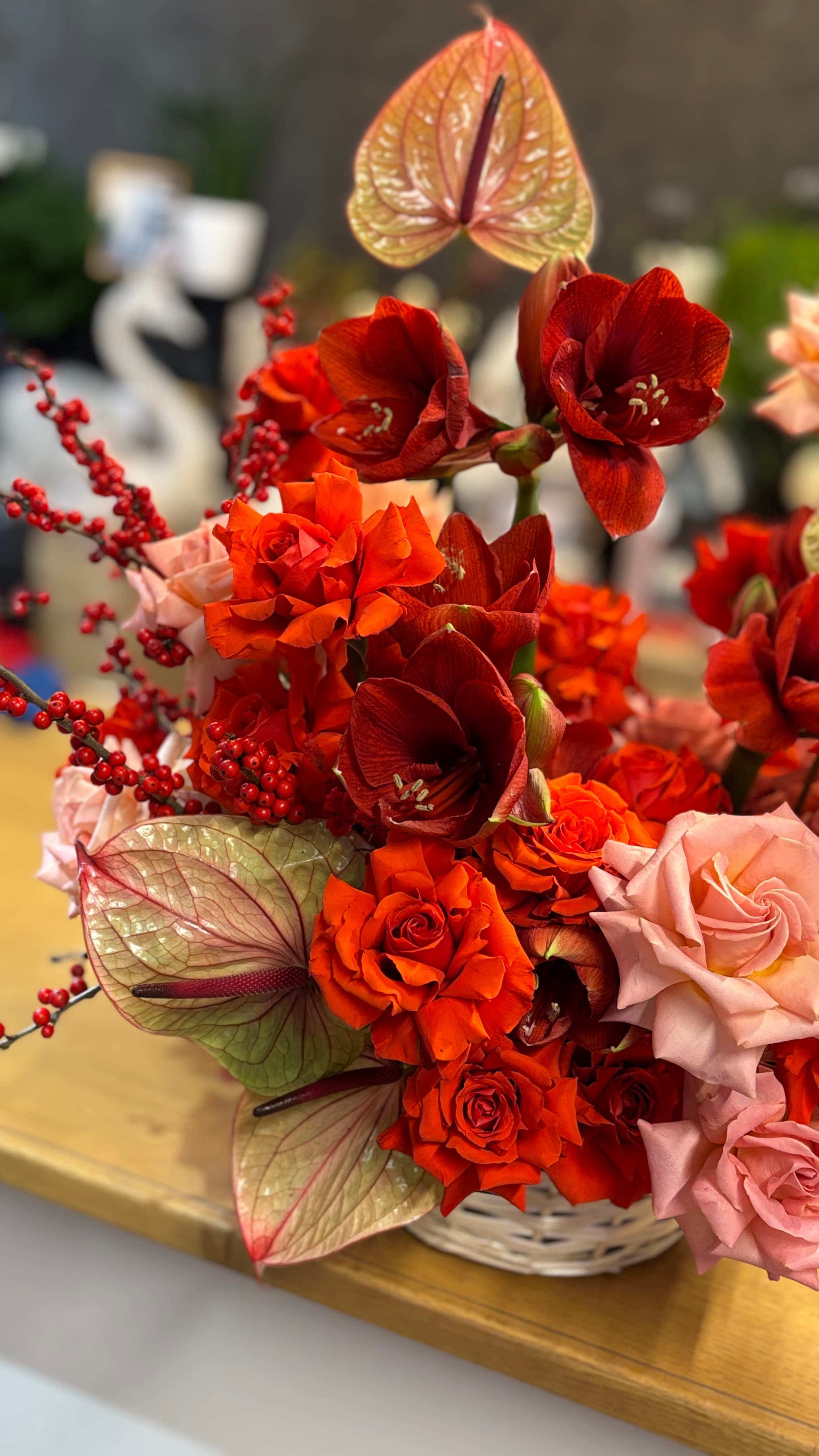 оригинальная композиция цветочная с амариллисом