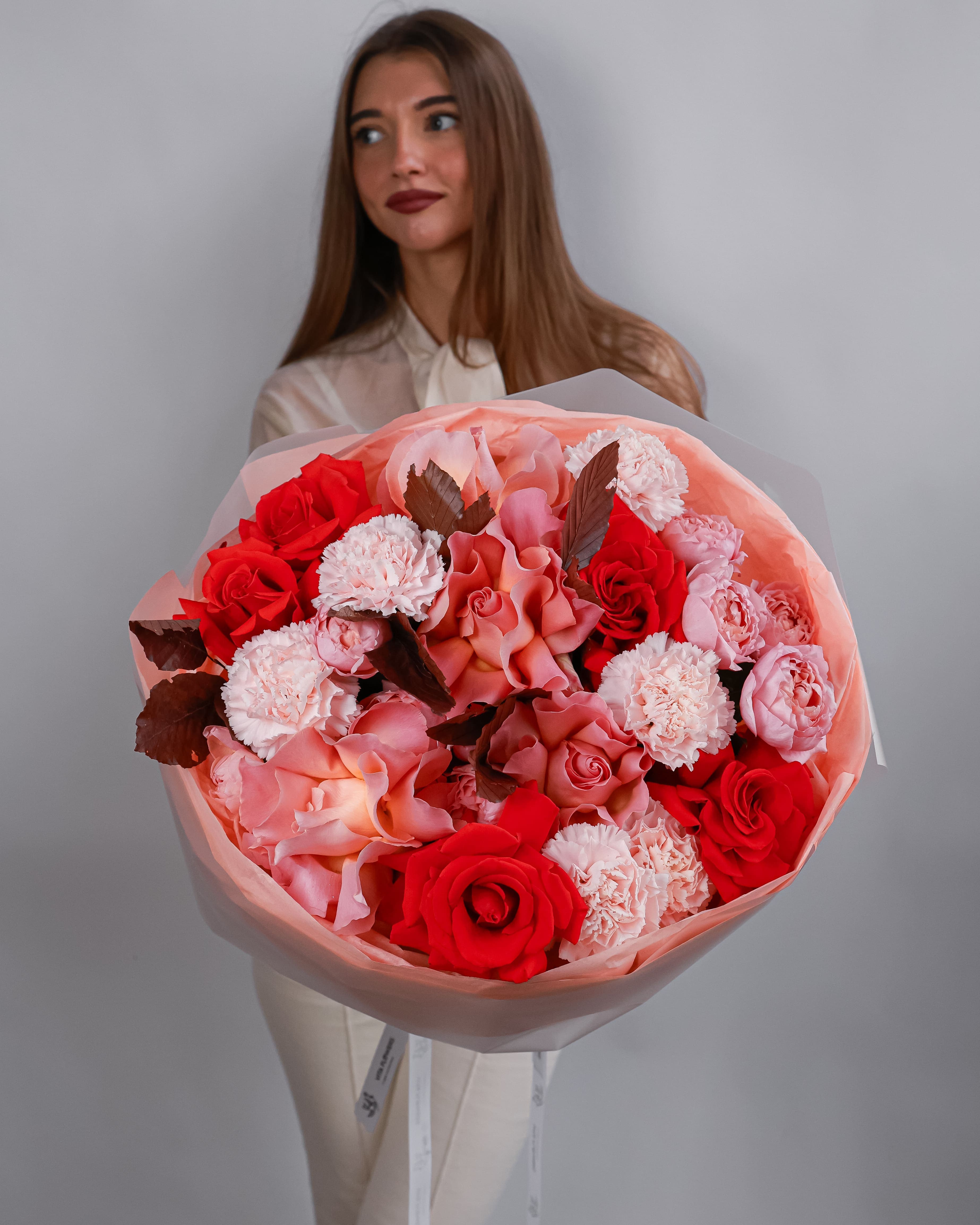 красный букет женщине