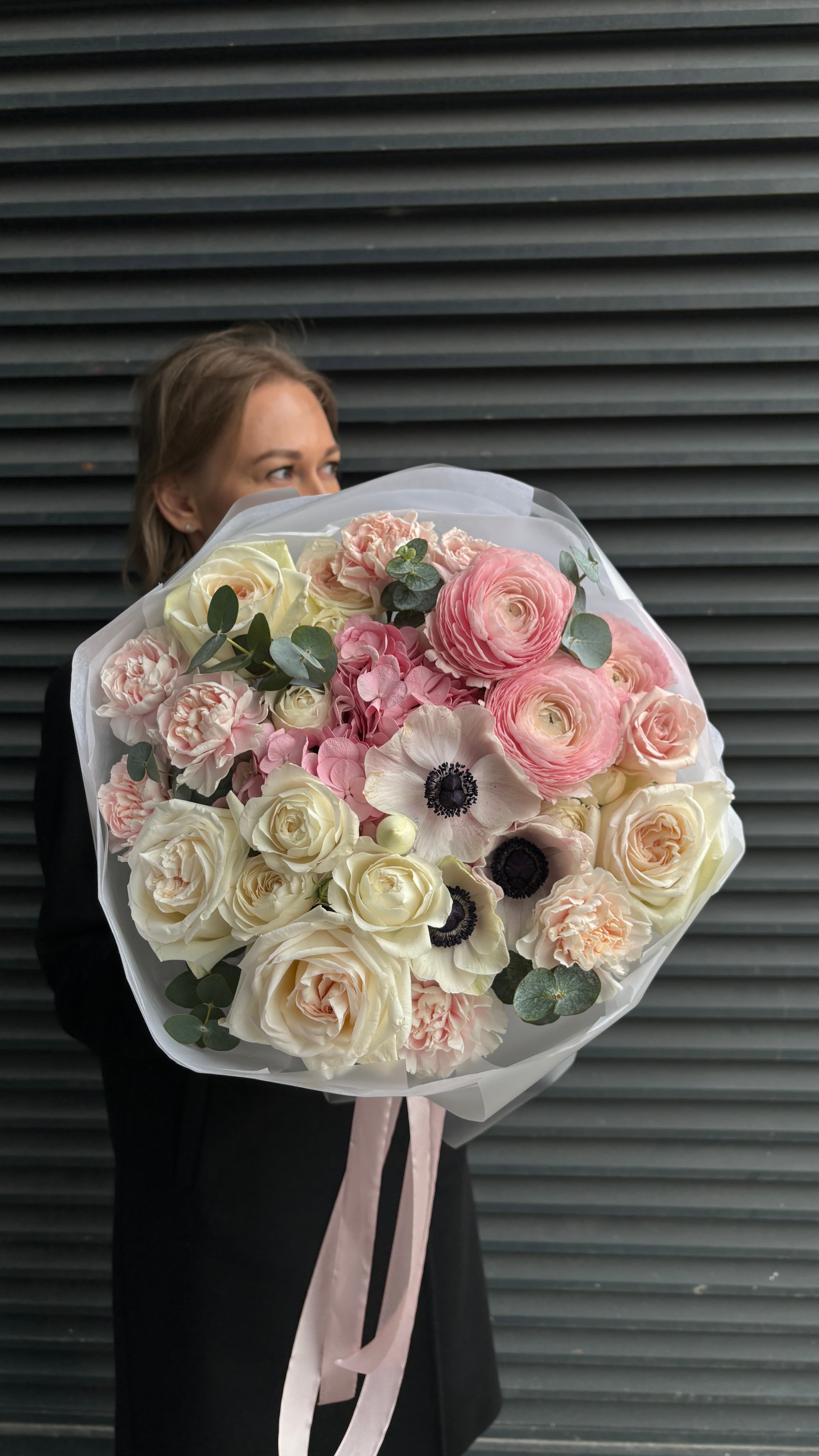 вау букет ранункулюсы и анемоны