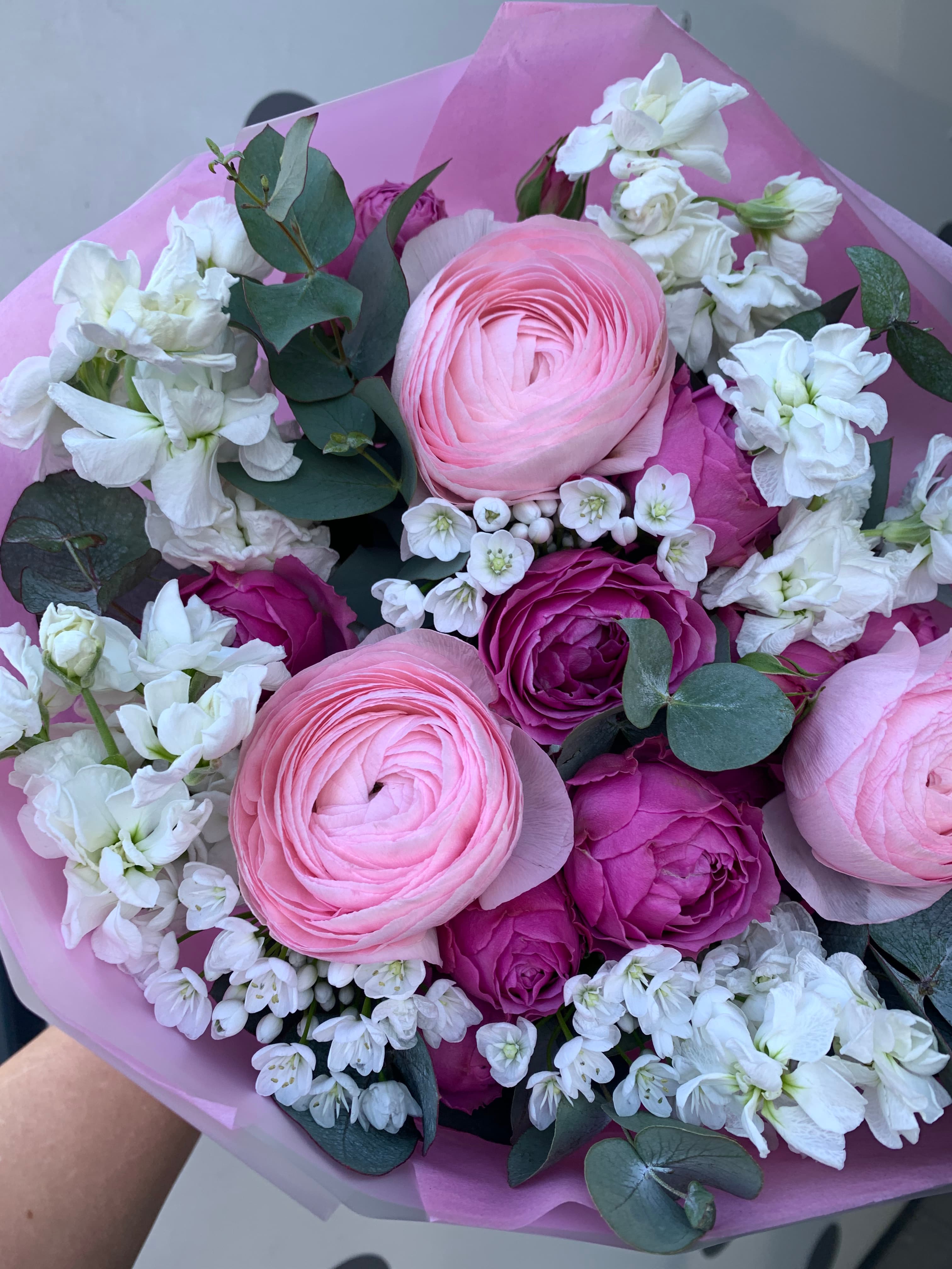 букет с ранункулюсами и розами купить