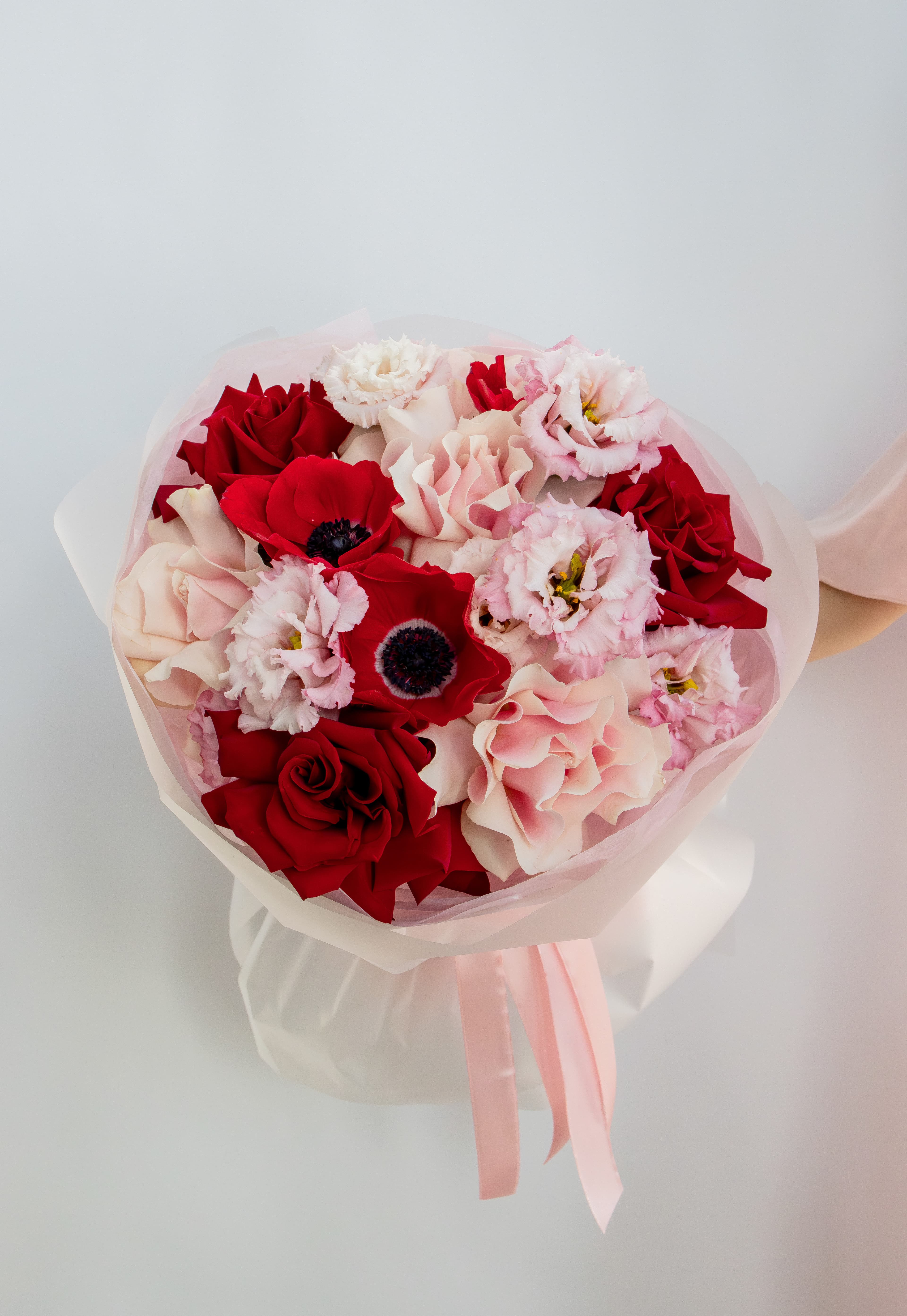 розы и эустомы в букете красивые