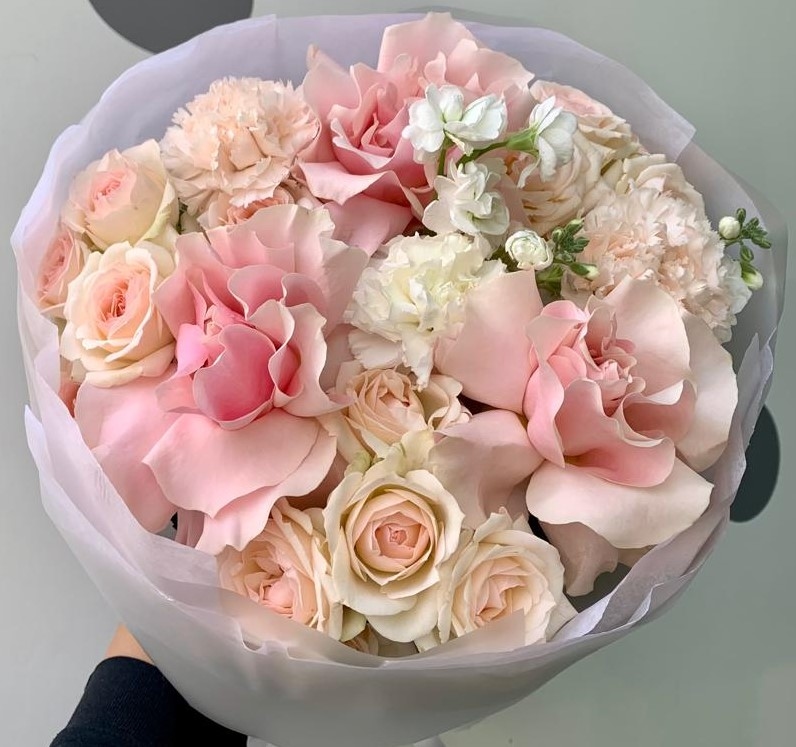 Букет с кустовыми и французскими Розами