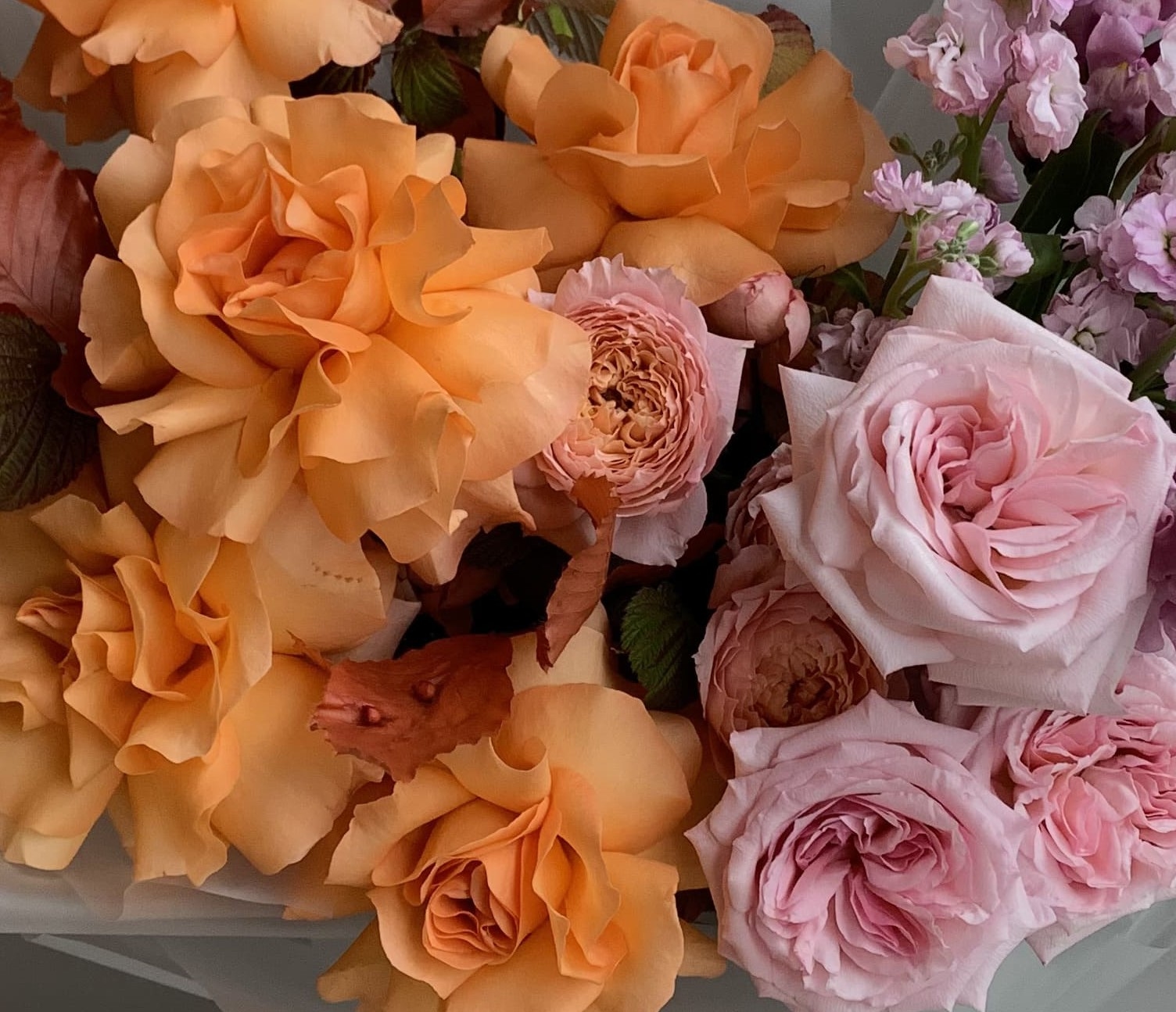 Яркий букет с французскими и пионовидными Розами