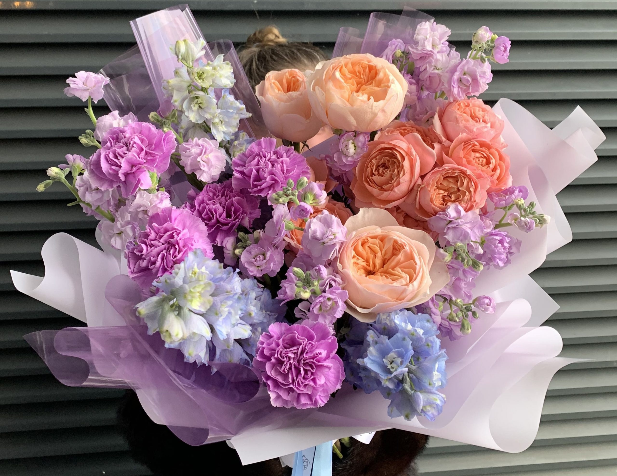 Яркий букет с пионовидными Розами и Дельфиниумом