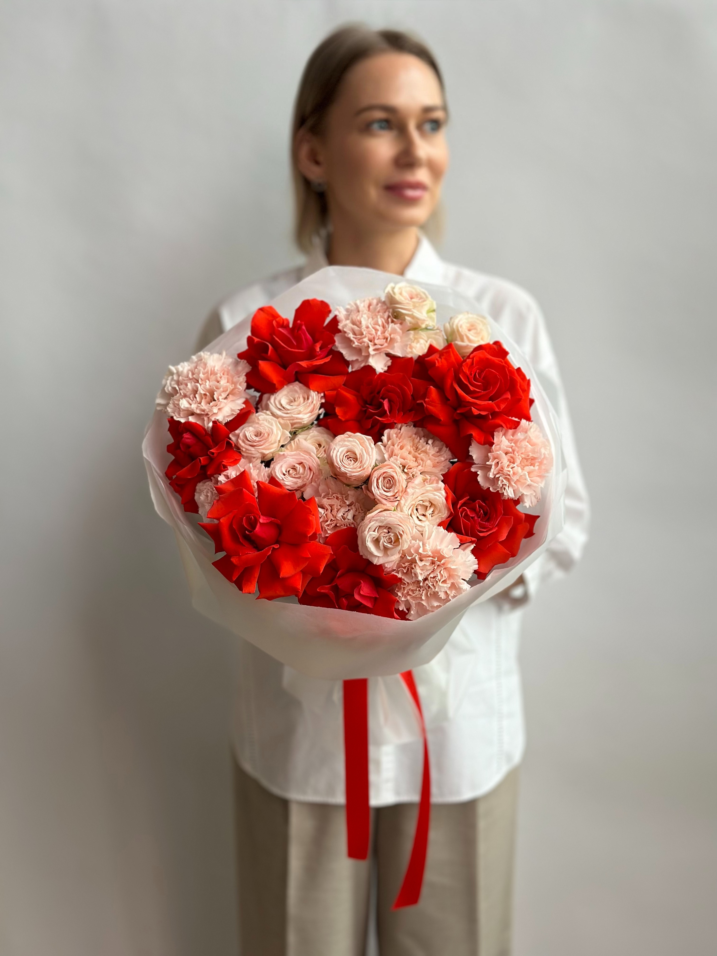 красные вывернутые розы