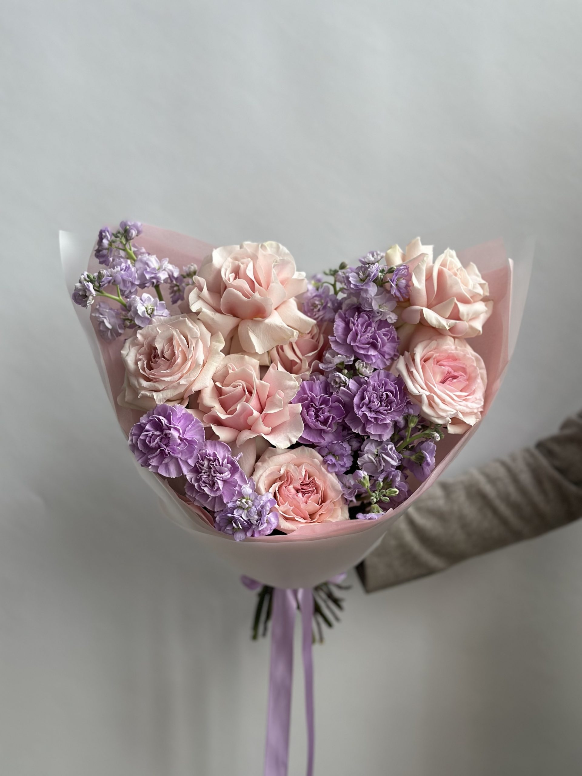 Букет с пионовидными розами и маттиолой