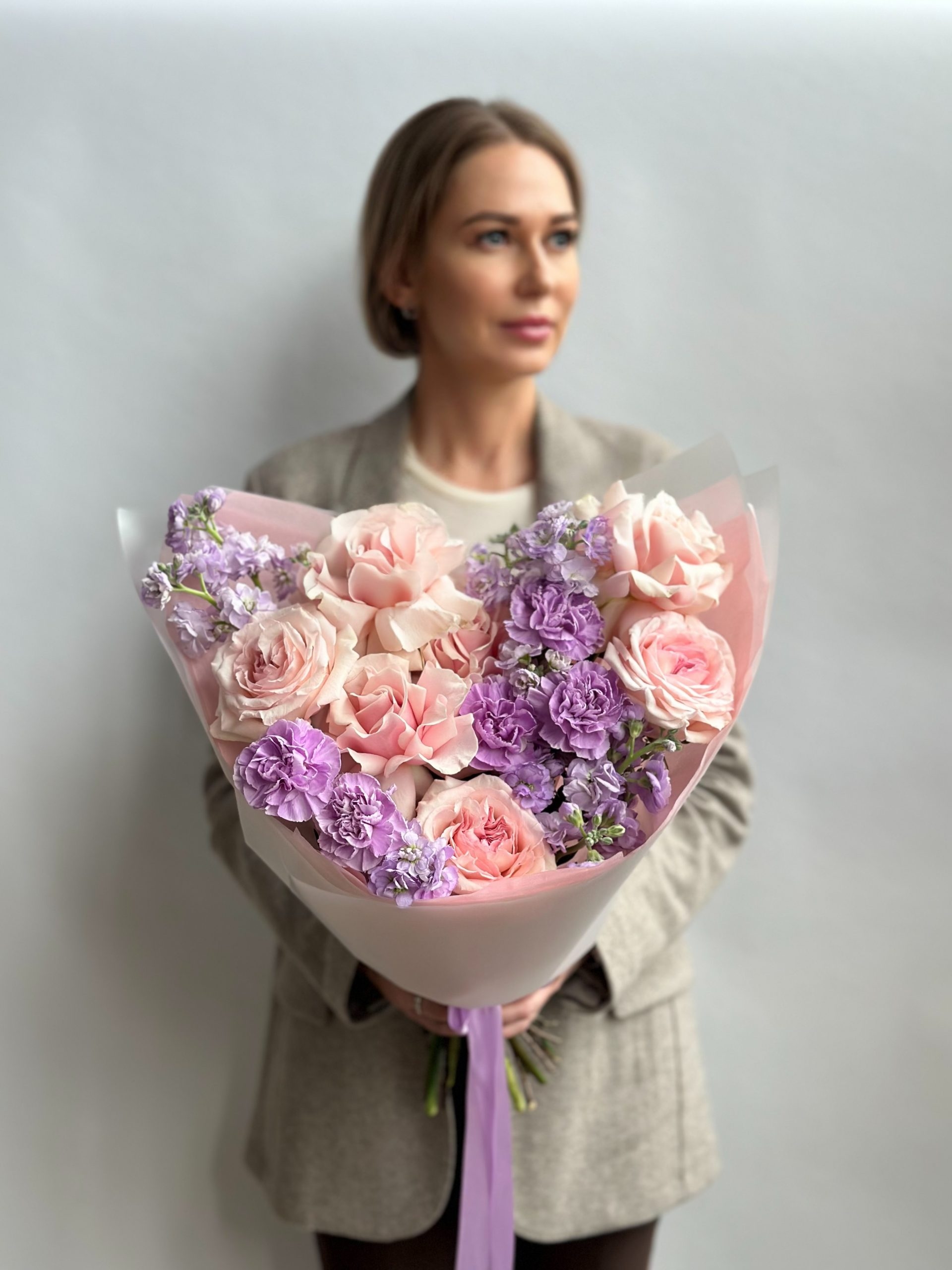 Букет с пионовидными розами и маттиолой