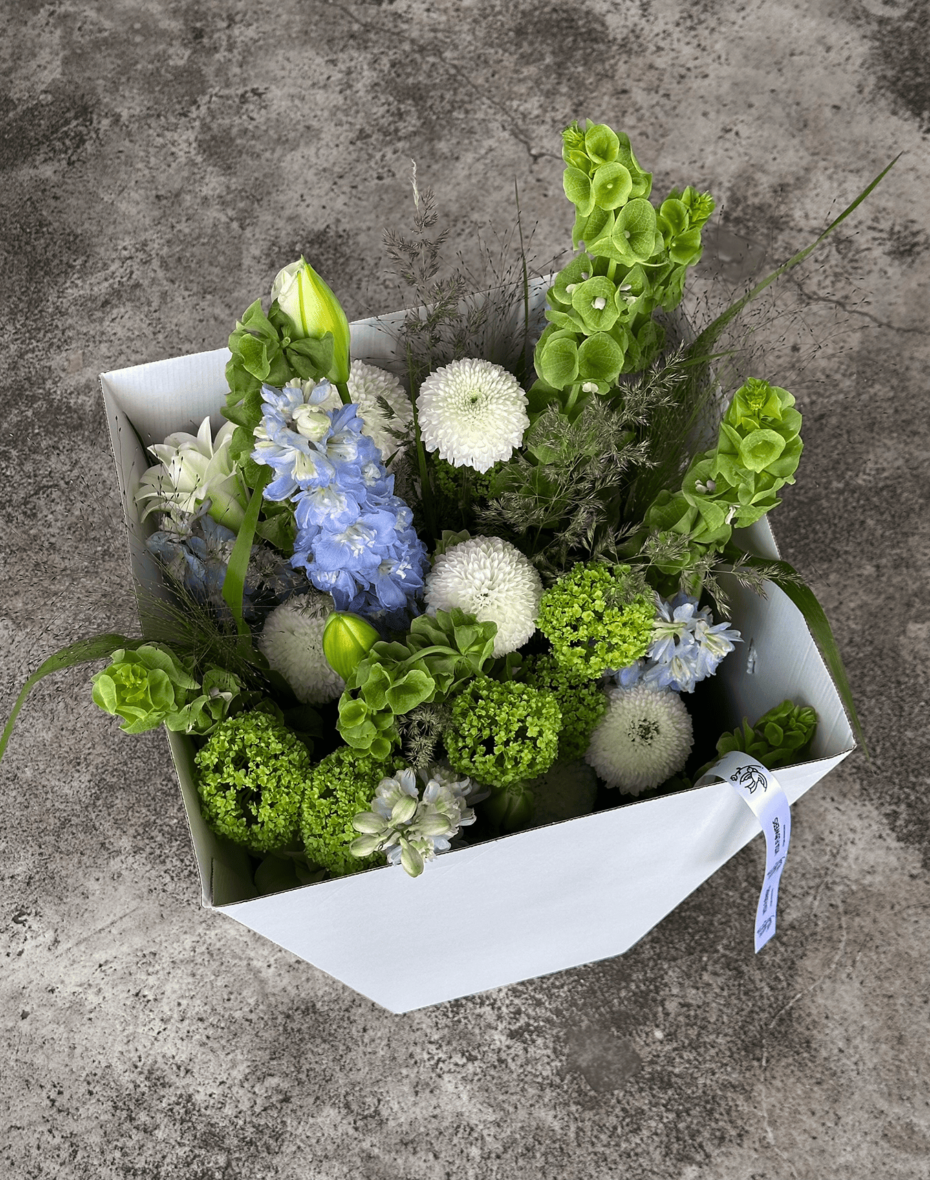 Букет с дельфиниумом и вибурном