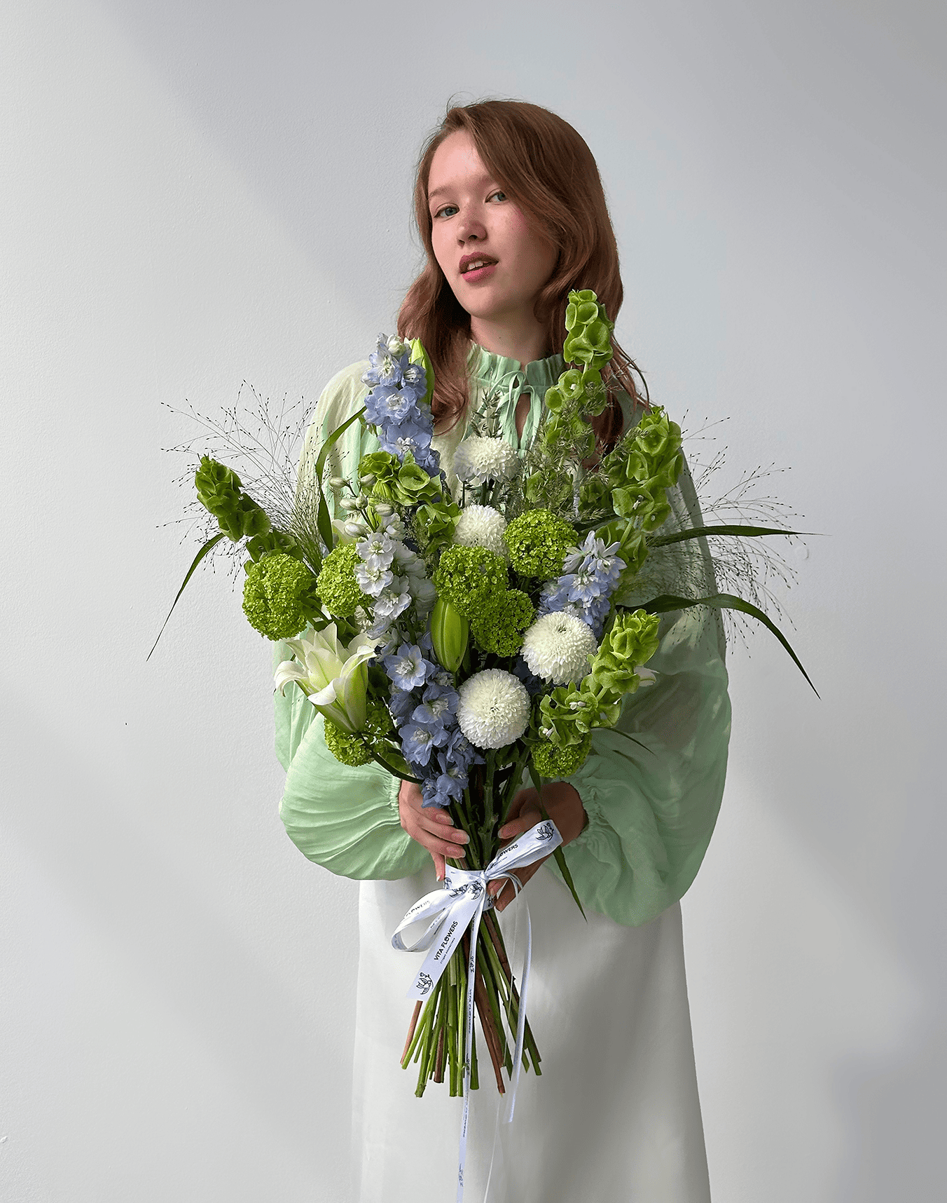 Букет с дельфиниумом и вибурном