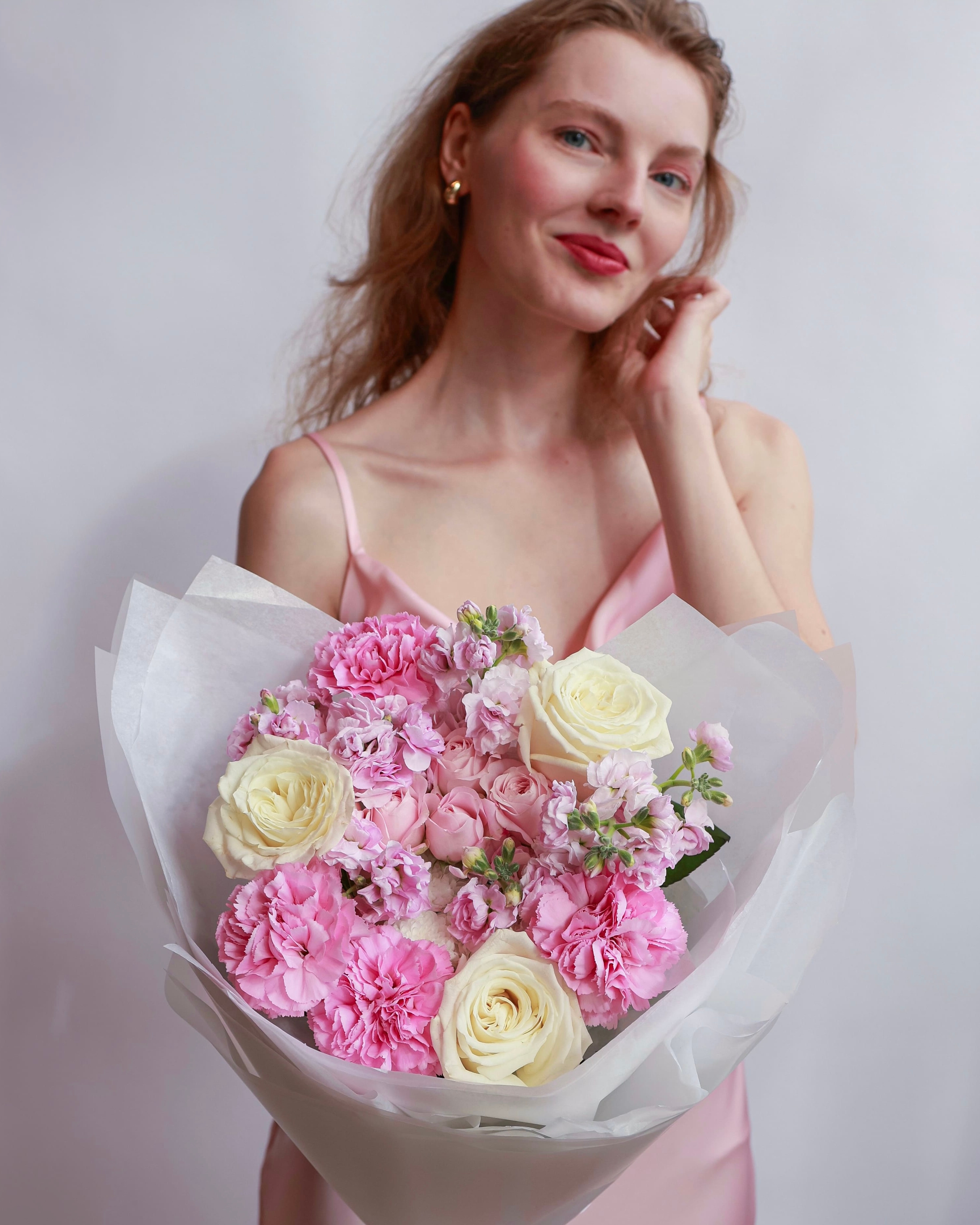 Букет с розами и сантини