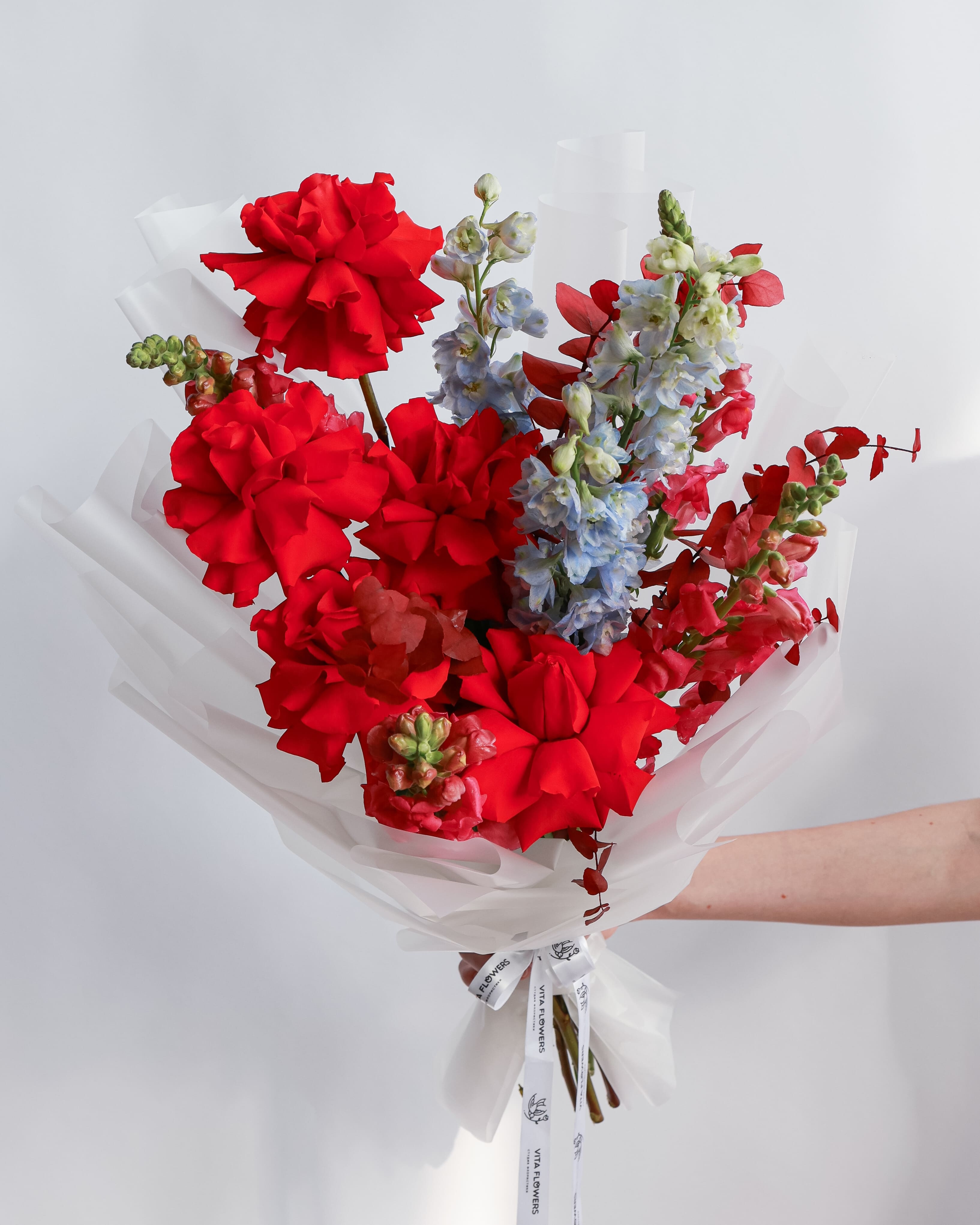 Букет с розами и дельфиниумом