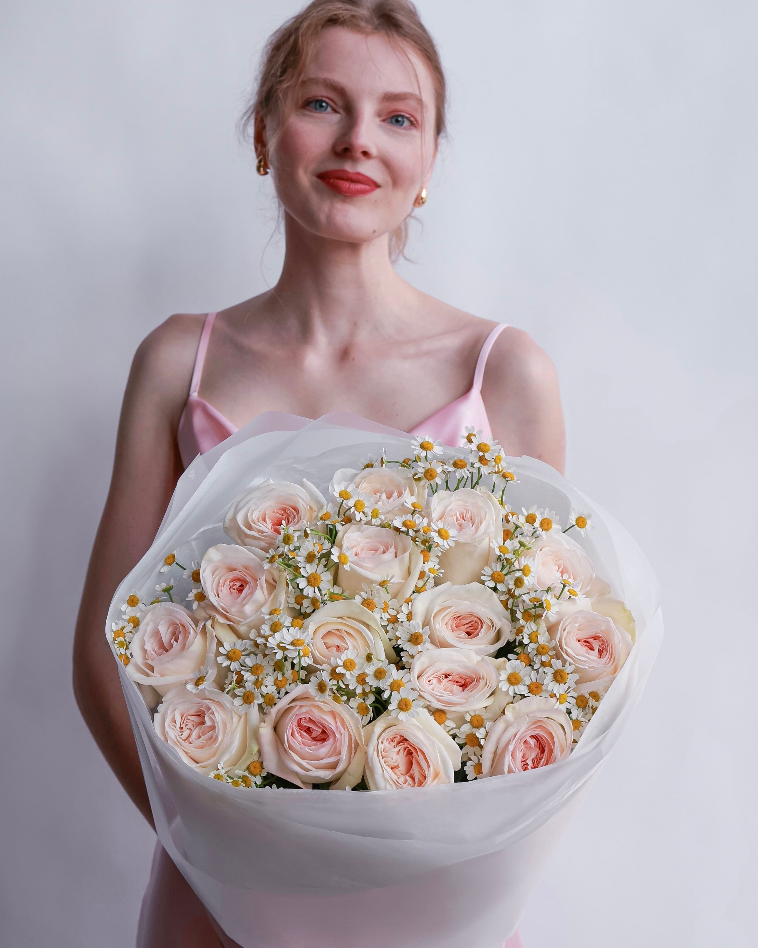 Букет с пионовидными розами и ромашками