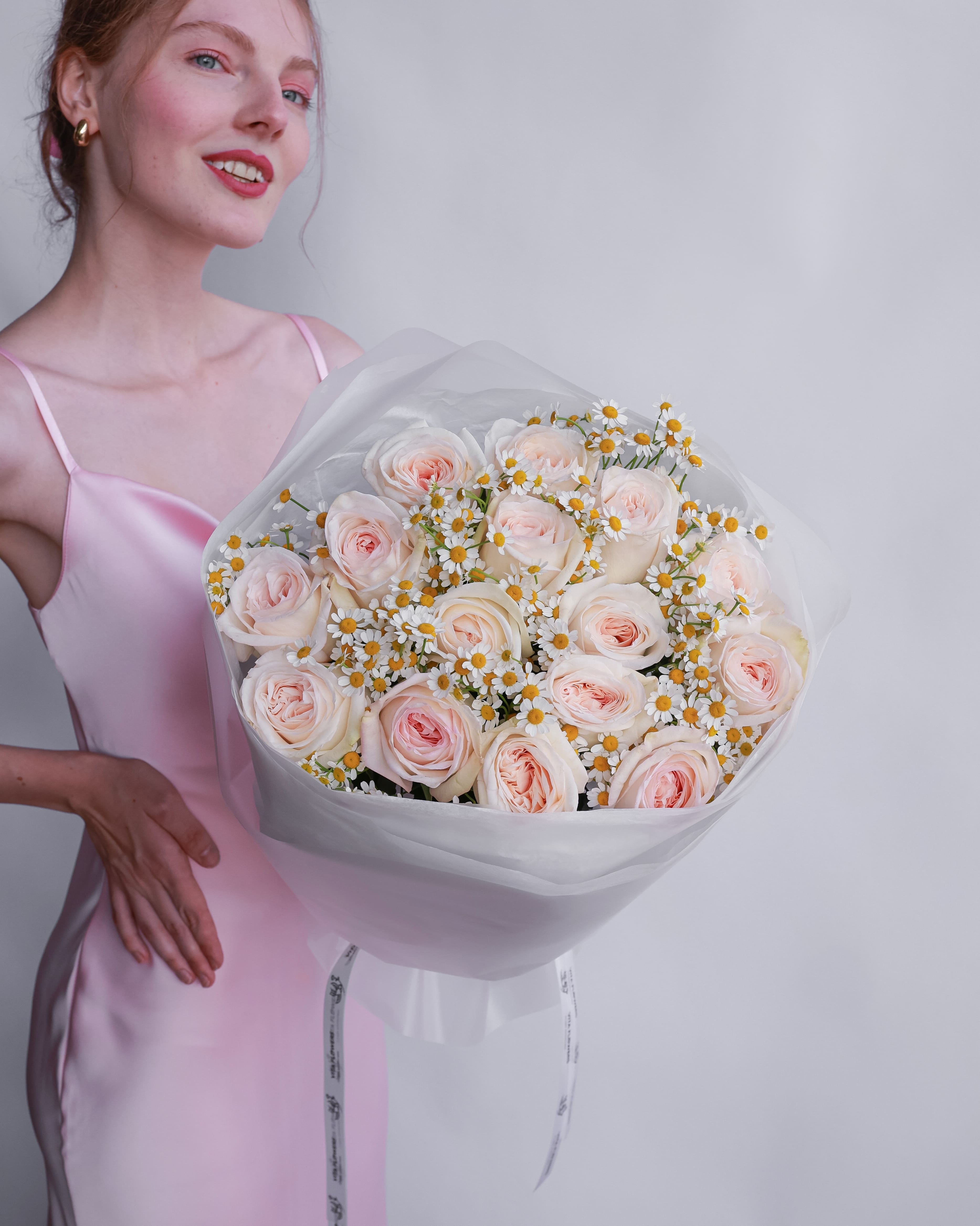 Букет с пионовидными розами и ромашками