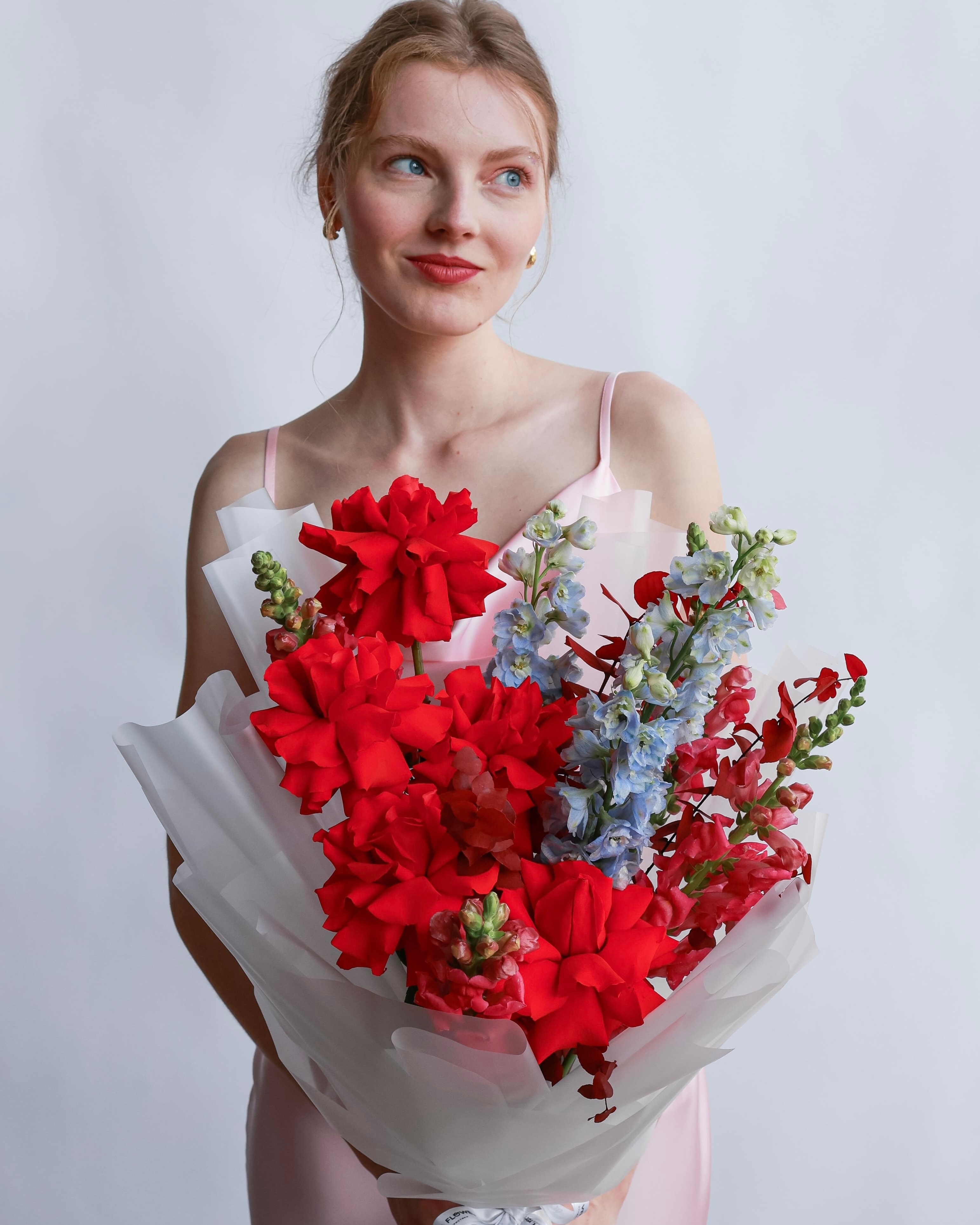 Букет с розами и дельфиниумом