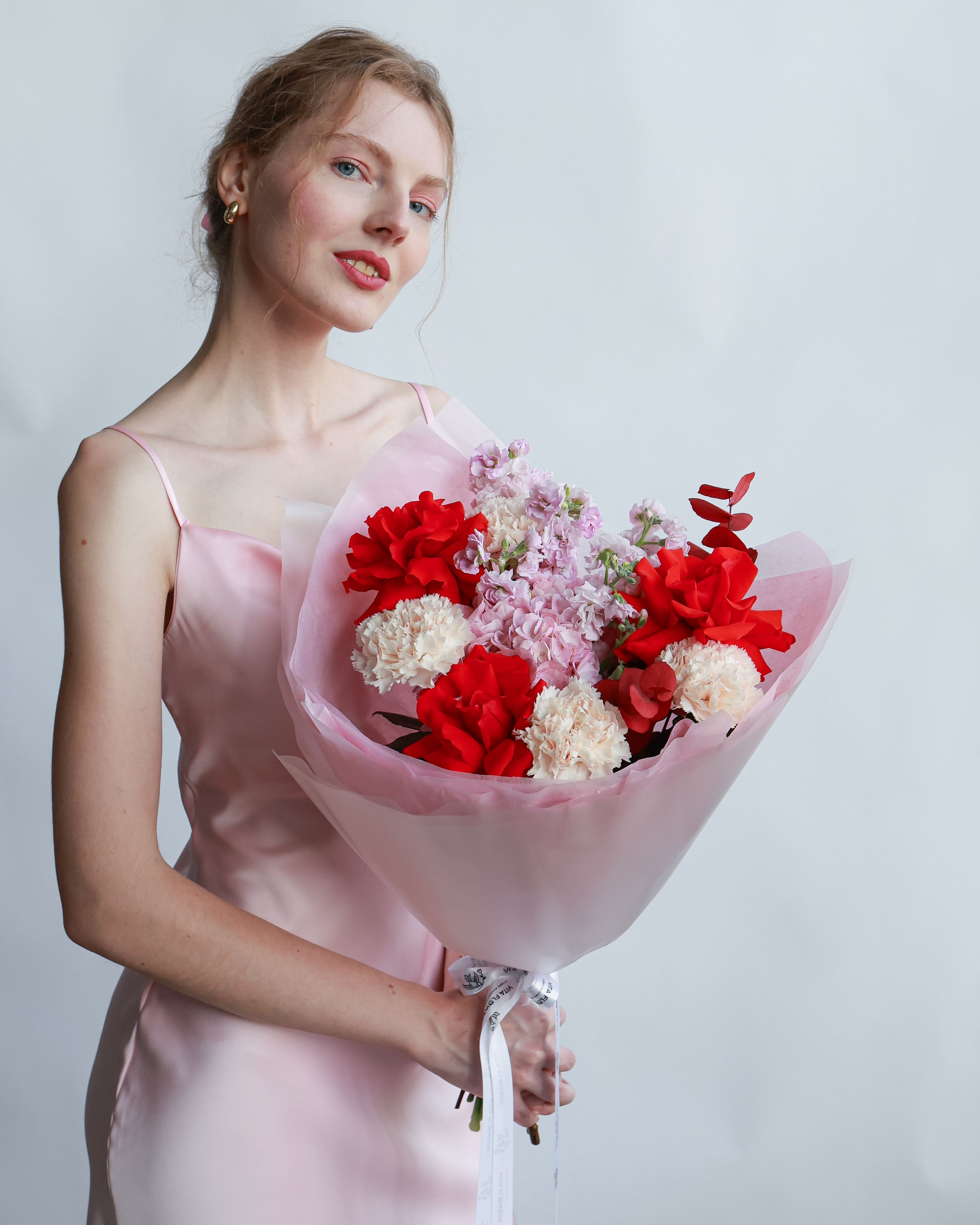 Букет с гортензией и розами