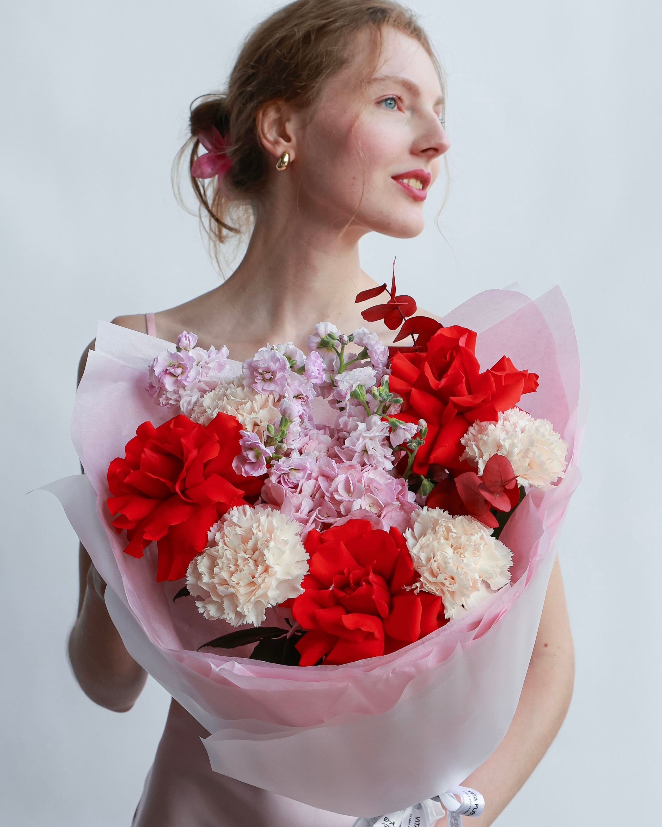 Букет с гортензией и розами