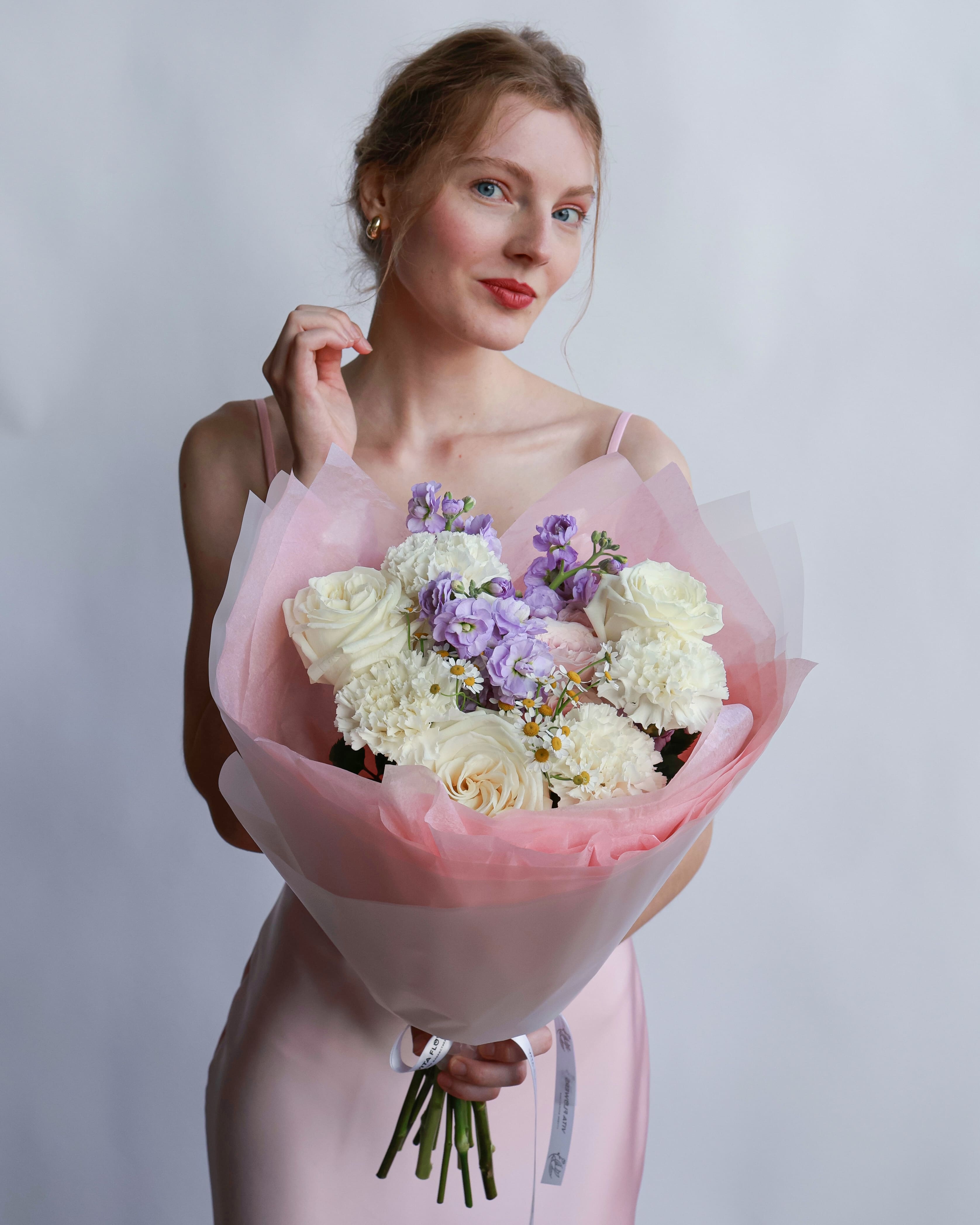 Букет с розами и ромашками