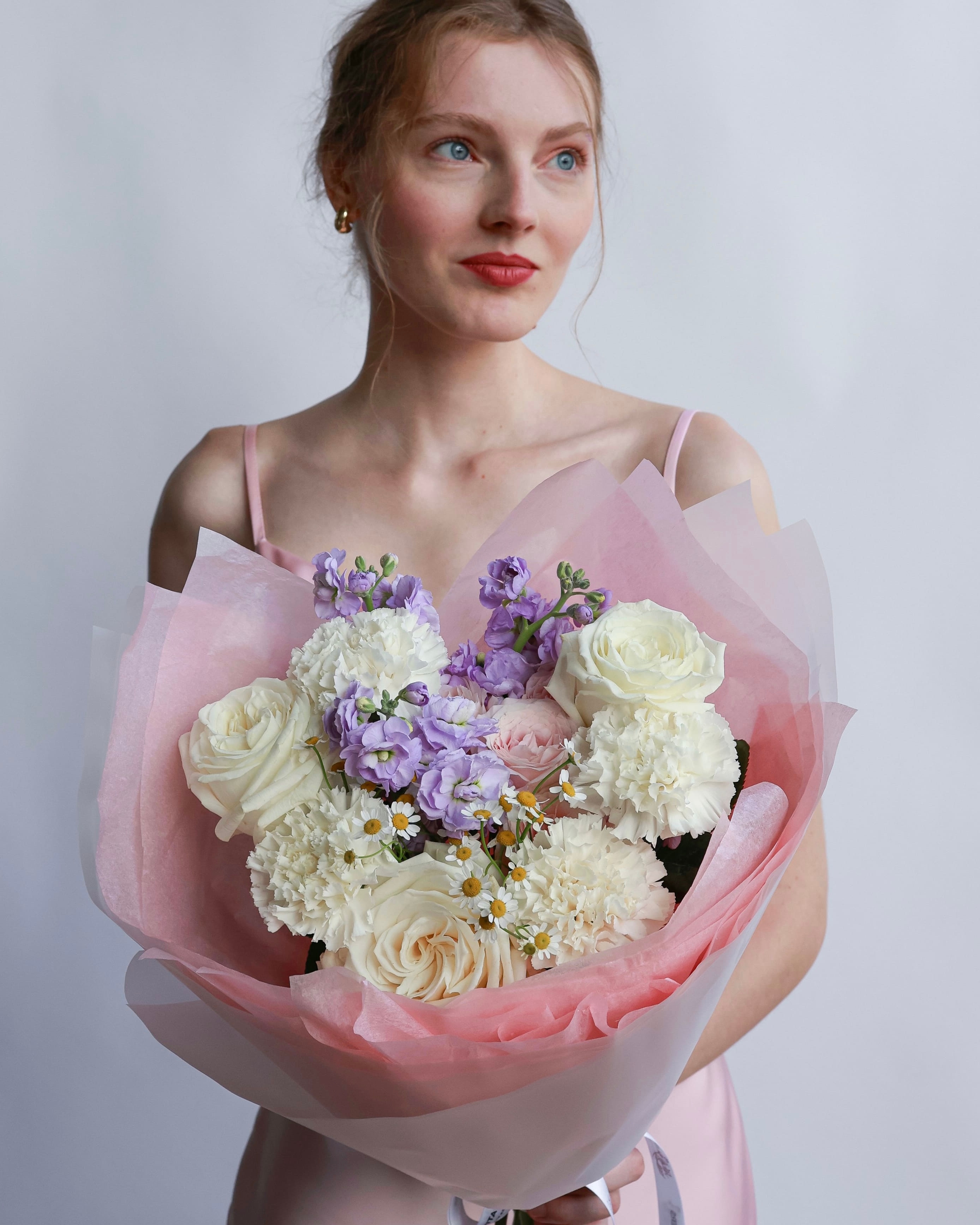 Букет с розами и ромашками