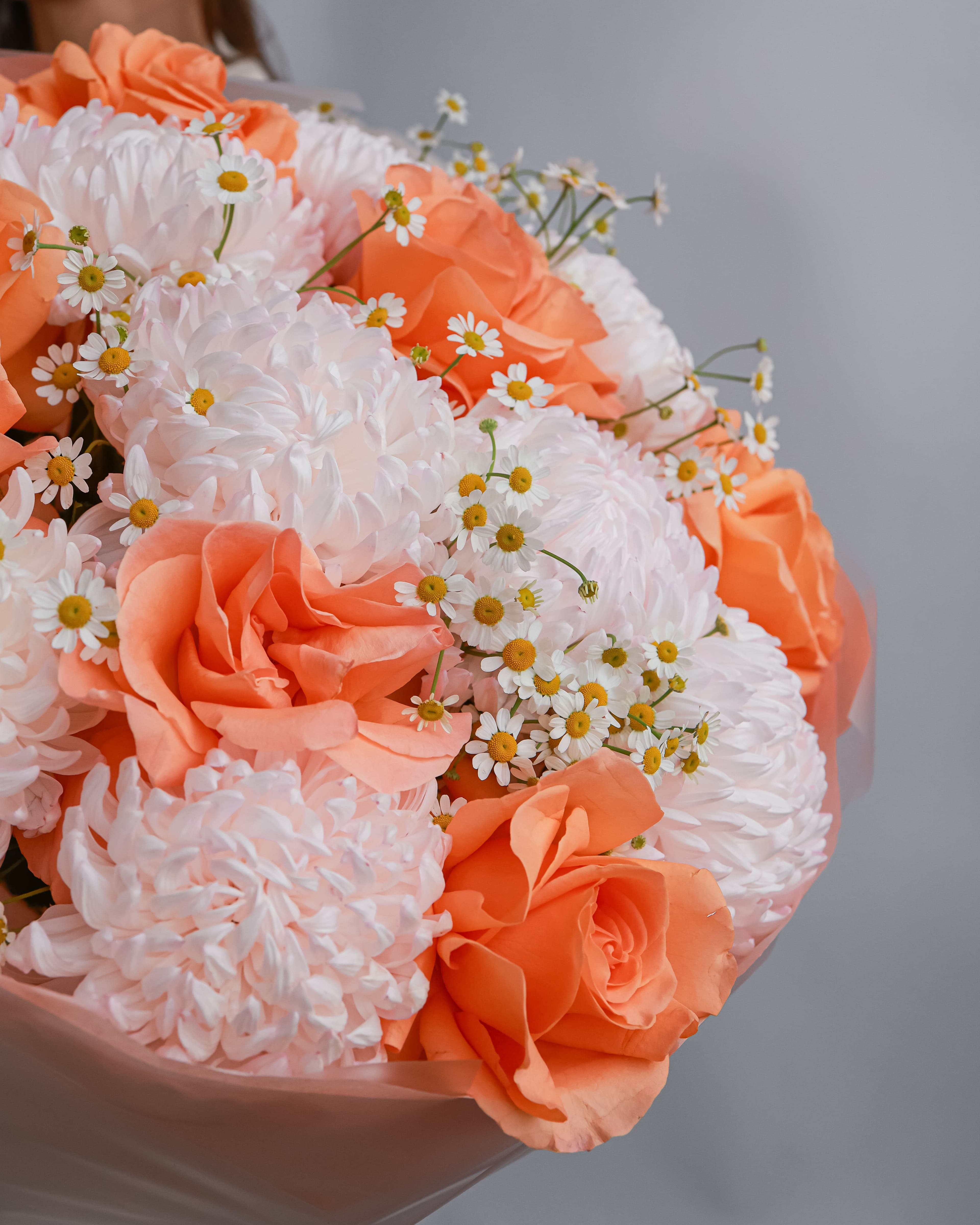 яркие хризантемы в букете